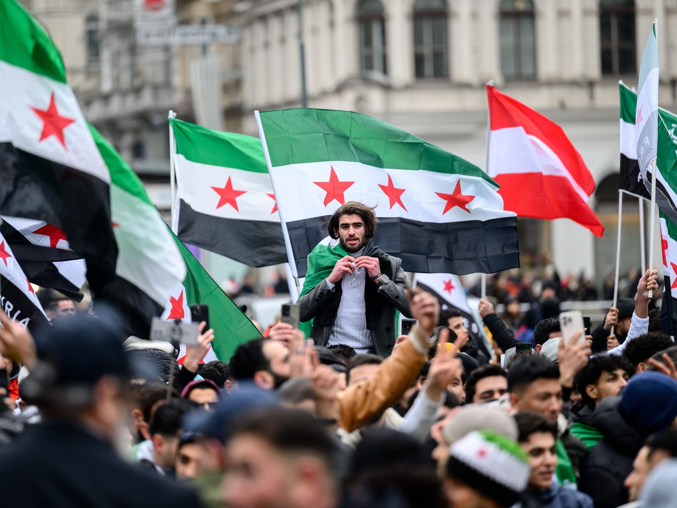 Syrer in Wien feiern den Sturz des Assad-Regimes.