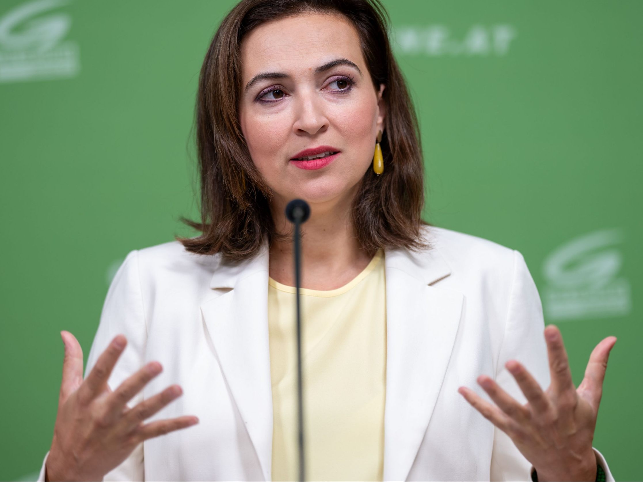 "Er ist gesund, und wir drei überglücklich, ihn kennenlernen zu dürfen", schrieb die Ministerin. "Er ist gesund, und wir drei überglücklich, ihn kennenlernen zu dürfen", schrieb die Ministerin.