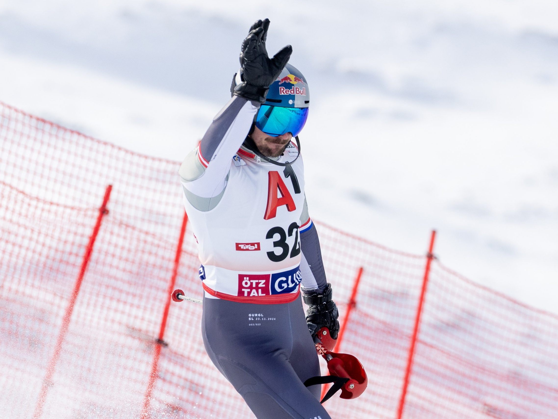 Marcel Hirscher ist mit einem Kreuzbandriss konfrontiert. Marcel Hirscher ist mit einem Kreuzbandriss konfrontiert.