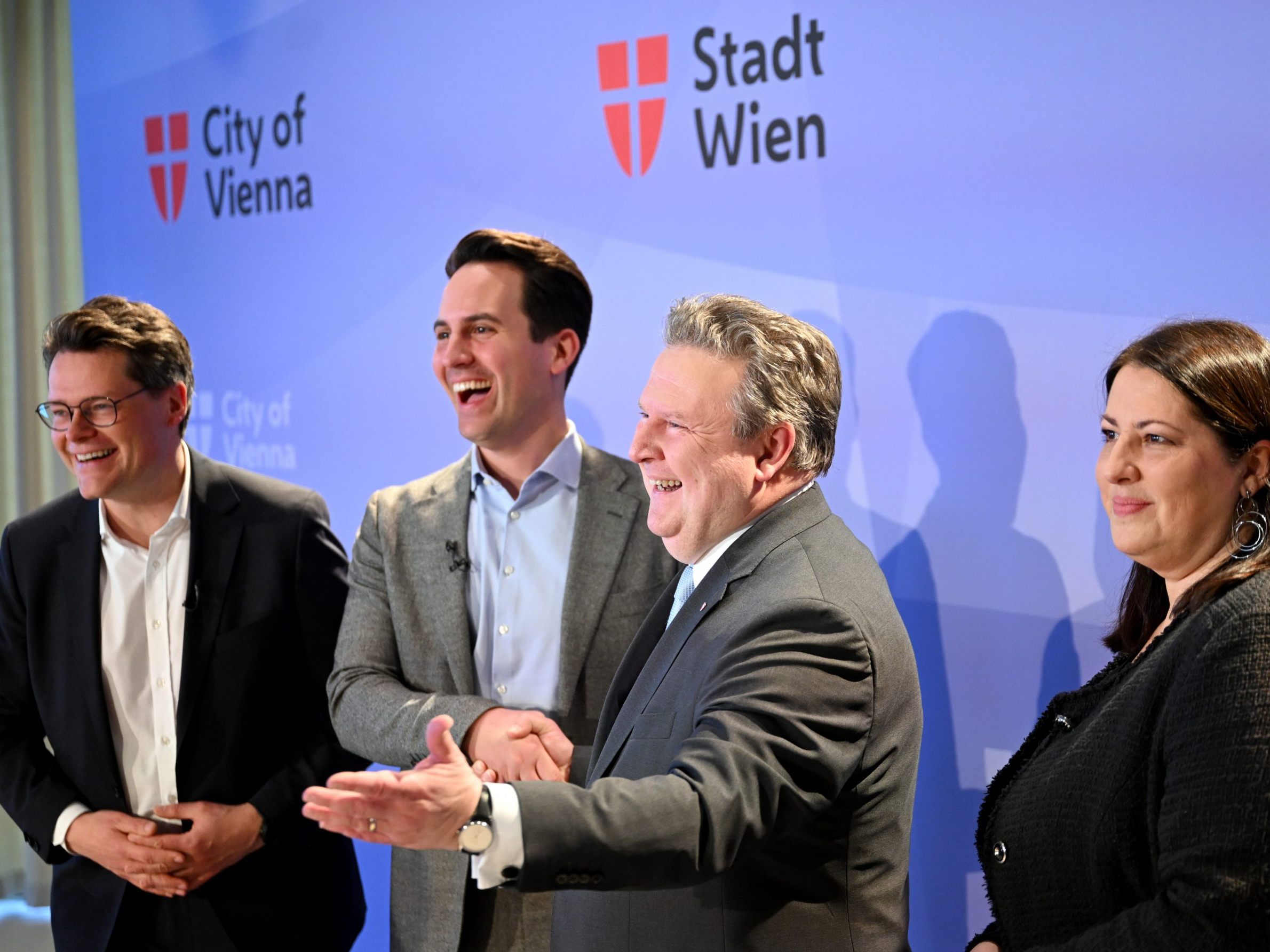 Wien erhöht im kommenden Jahr die Politikerbezüge. Wien erhöht im kommenden Jahr die Politikerbezüge.