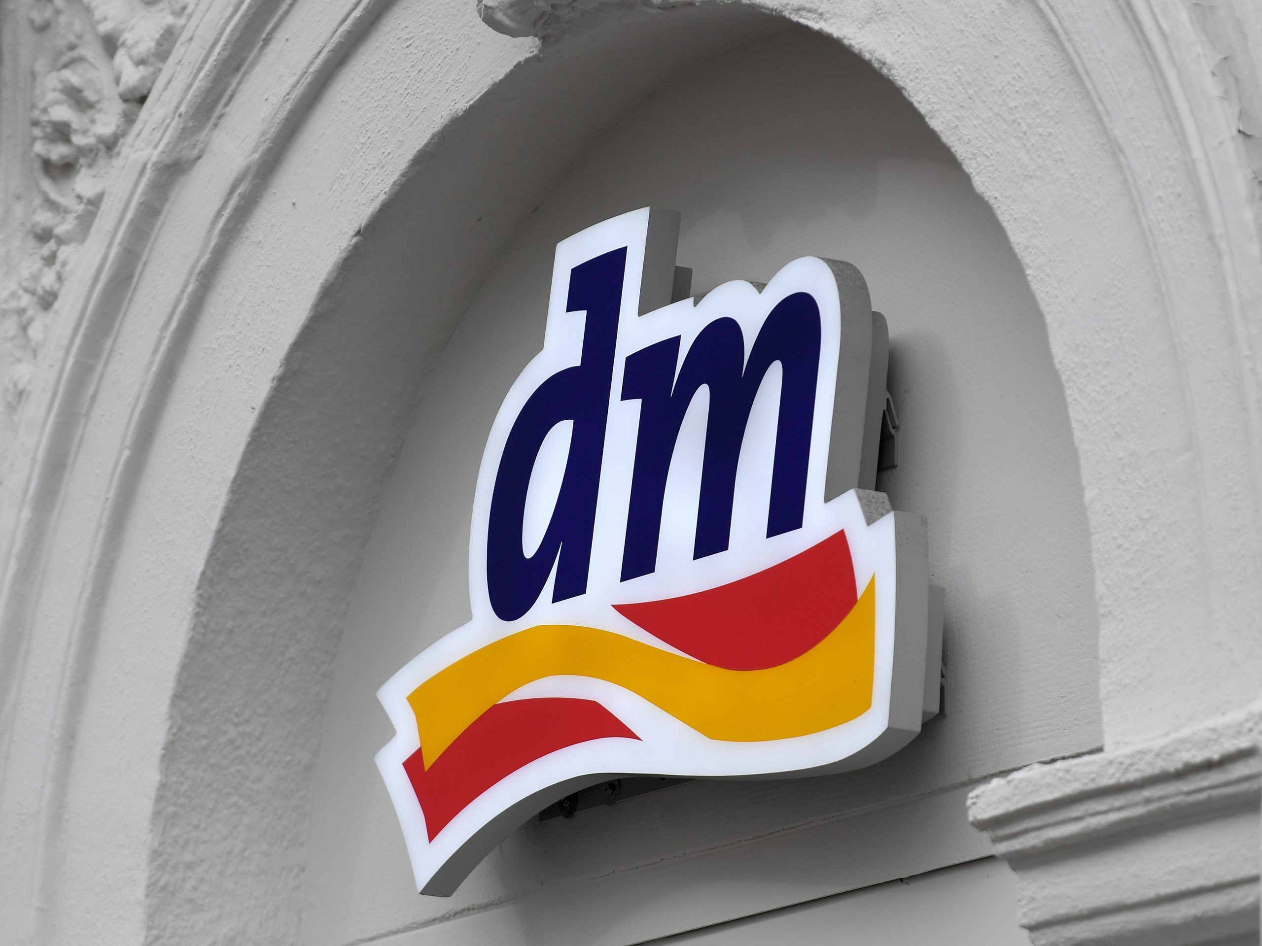 dm kündigte für 2025 eine deutliche Überzahlung an.
