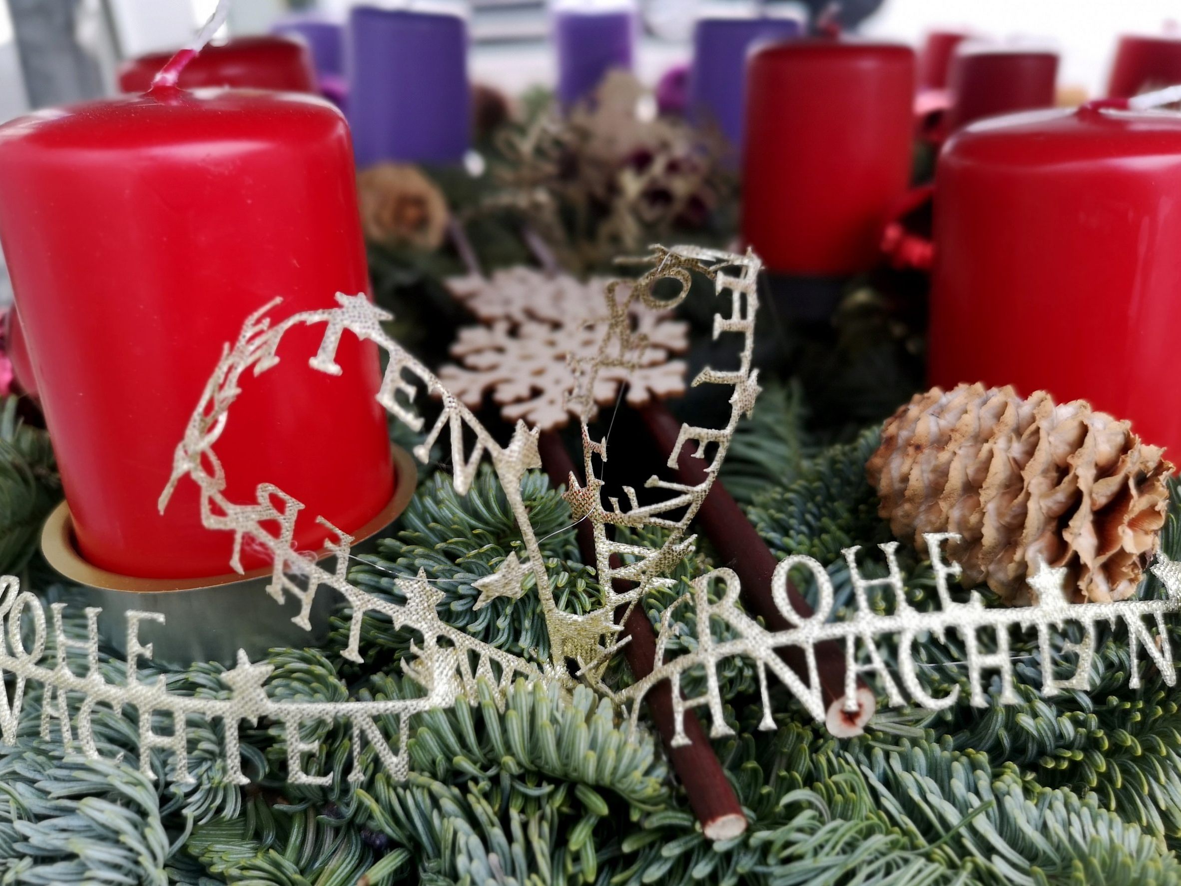 In Salzburg ist es zu einem Adventkranz-Brand gekommen.