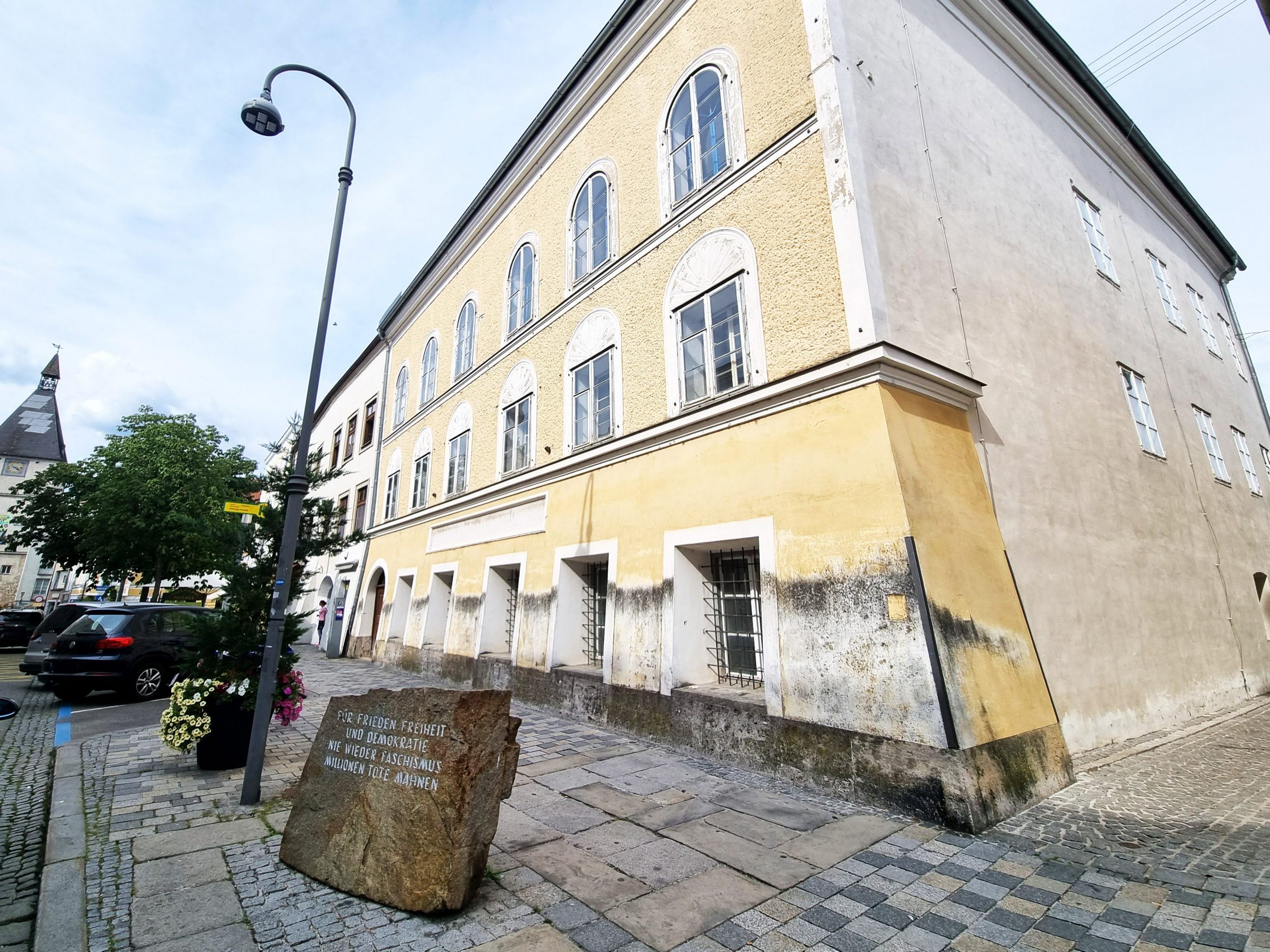 Teile der Hitler-Geburtshaus-Fassade sind nun im hdgö zu sehen.