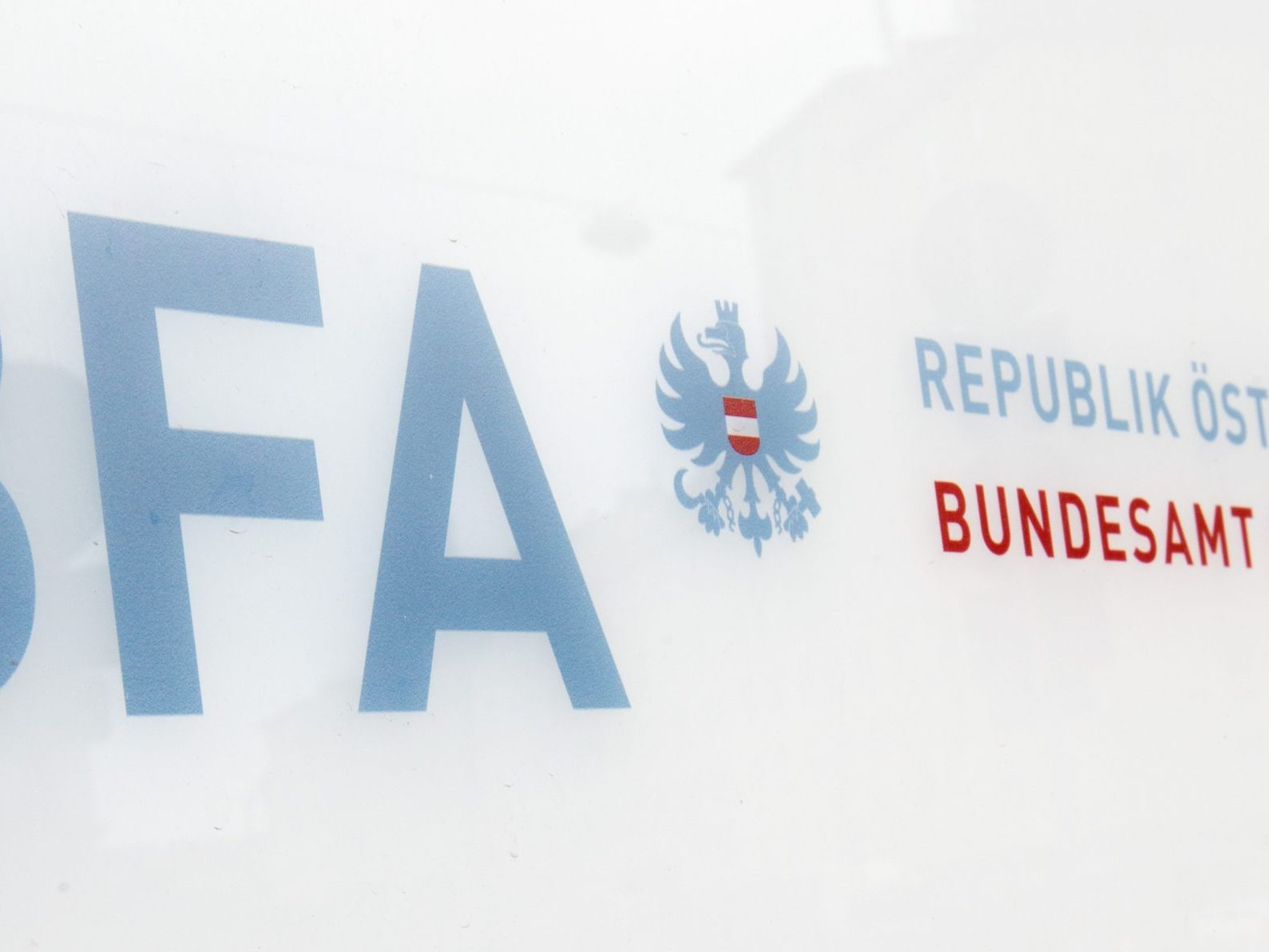Das Bundesamt für Asyl und Fremdenwesen verschickte Briefe zu Asyl-Aberkennungsverfahren. Das Bundesamt für Asyl und Fremdenwesen verschickte Briefe zu Asyl-Aberkennungsverfahren.