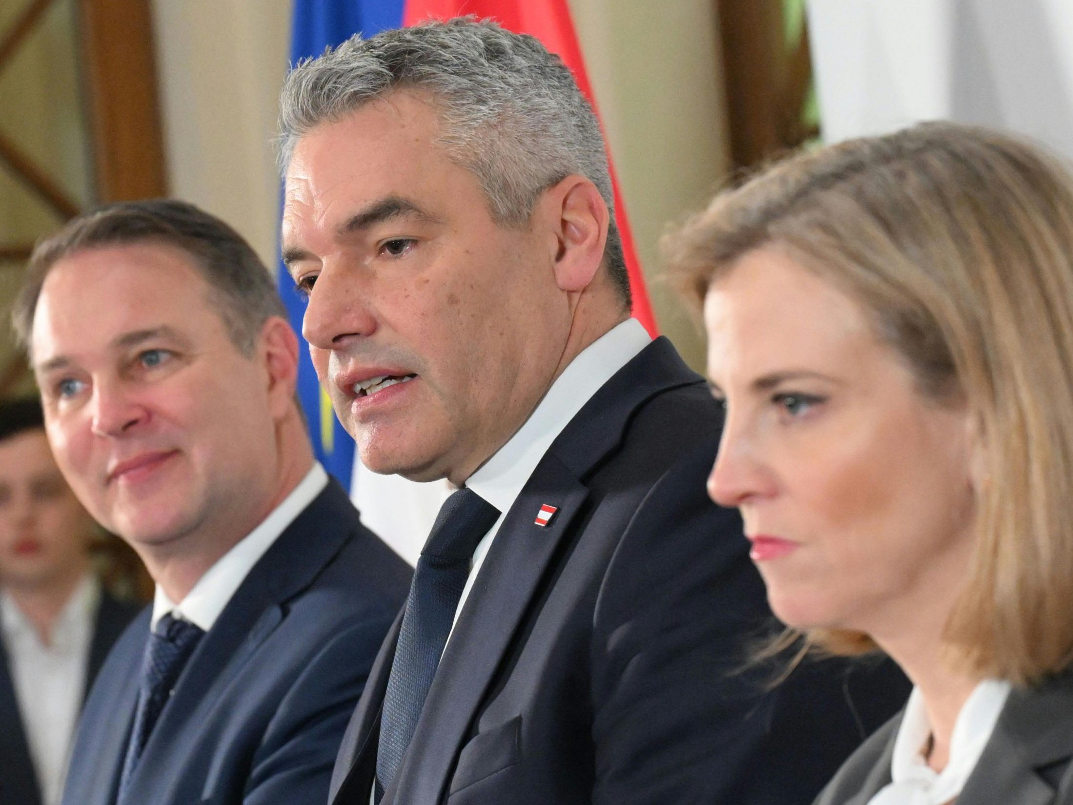 Die Parteichefs von SPÖ, ÖVP und NEOS verhandeln am Montag weiter.