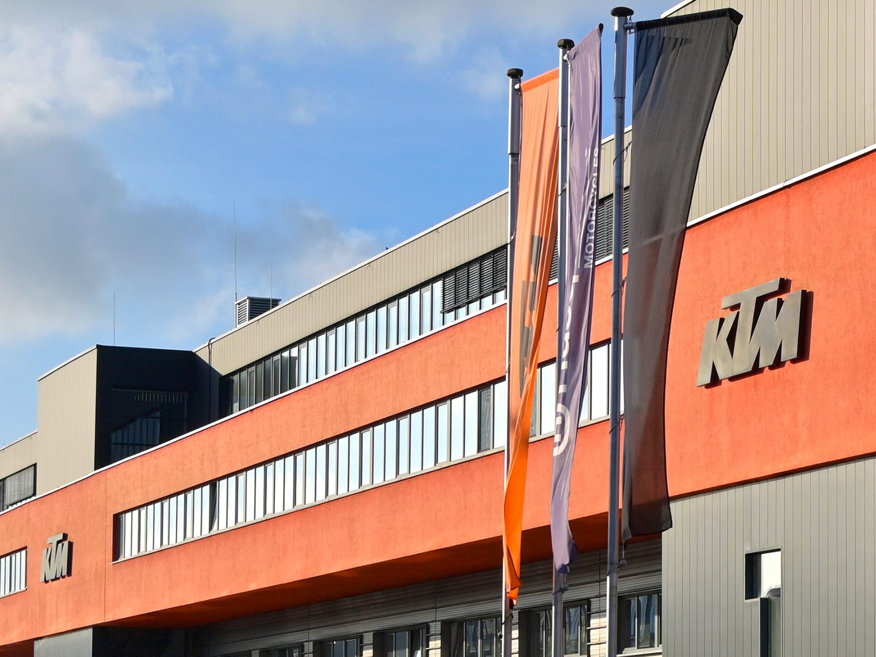 Außenansicht des KTM AG-Werks in Mattighofen. Außenansicht des KTM AG-Werks in Mattighofen.