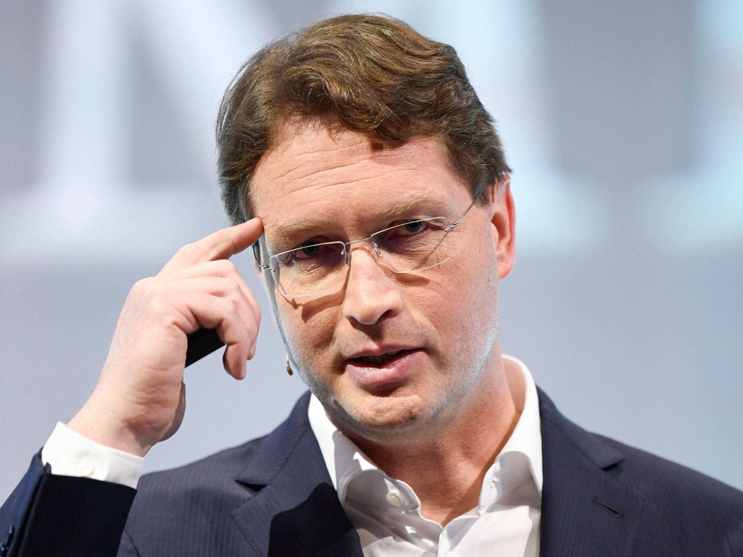Mercedes-Chef Ola Källenius fordert eine Reform des deutschen Arbeitsmarkts, um hohe Krankenstände und Wettbewerbsnachteile zu reduzieren.