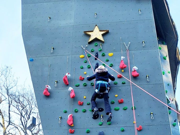 Hol dir dein Adventsäckchen auf der Weihnachtsroute am Kletterturm Kids Buin. Hol dir dein Adventsäckchen auf der Weihnachtsroute am Kletterturm Kids Buin.