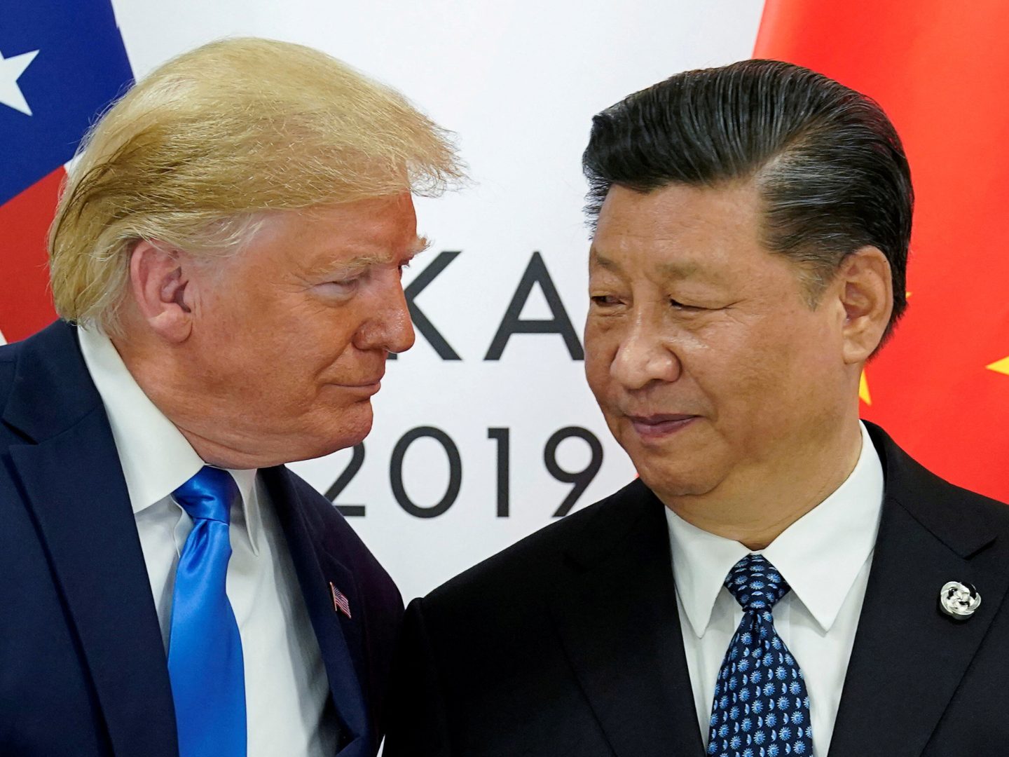 Trotz Handelsstreit lädt Donald Trump überraschend Chinas Staatschef Xi Jinping zu seiner Amtseinführung ein und betont ein gutes Verhältnis. Trotz Handelsstreit lädt Donald Trump überraschend Chinas Staatschef Xi Jinping zu seiner Amtseinführung ein und betont ein gutes Verhältnis.