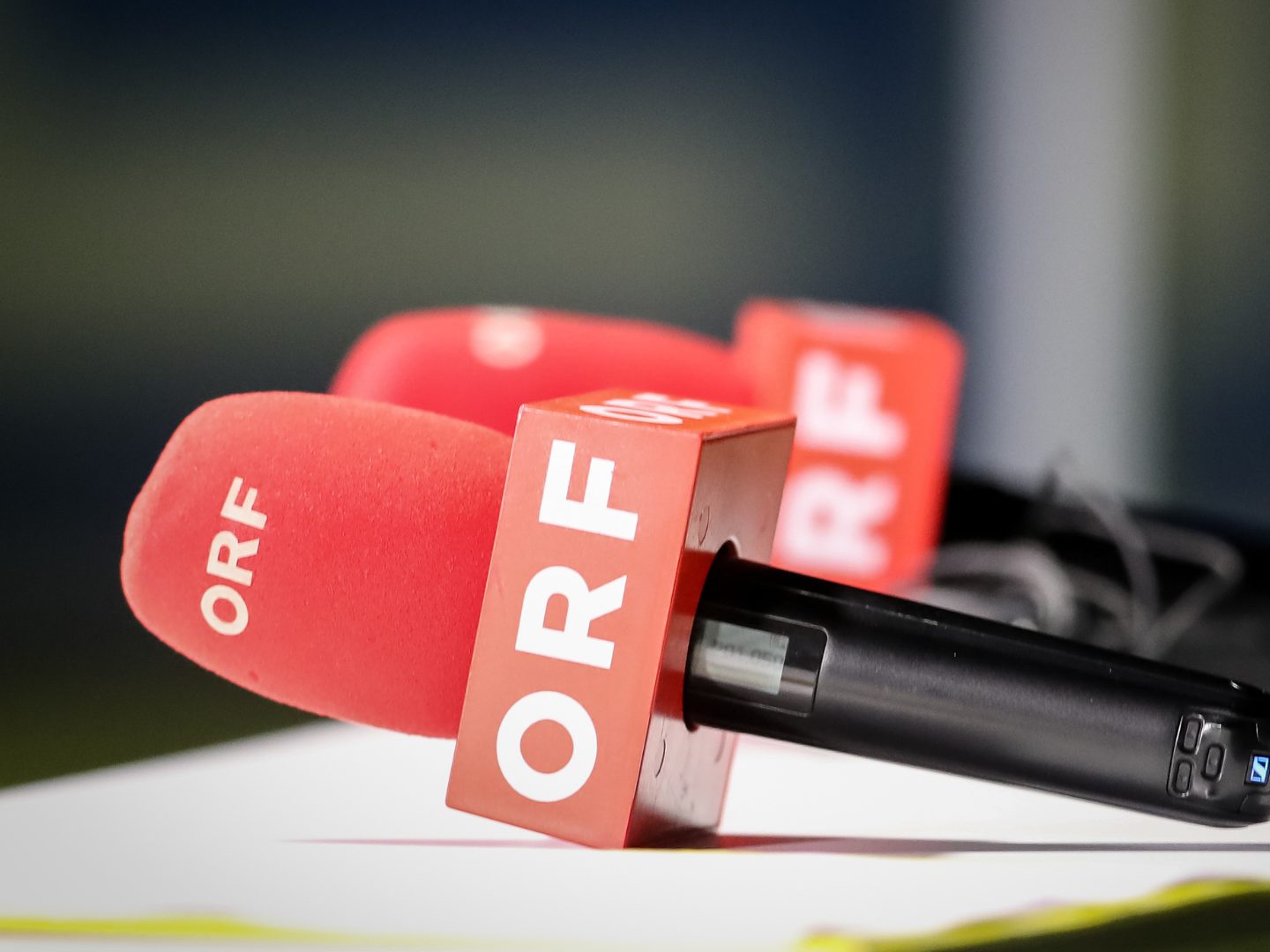 Die Koalition will die geplante ORF-Beitragserhöhung ab 2027 blockieren, wodurch dem Sender jährlich 50 Millionen Euro fehlen würden.