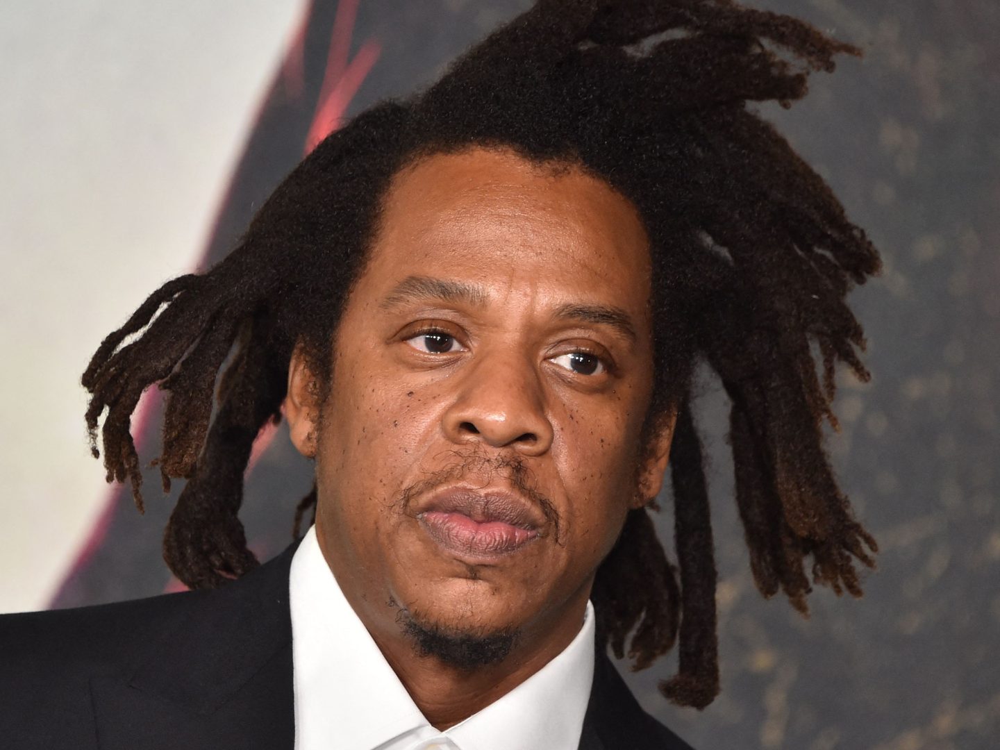 Jay-Z und Diddy sehen sich schweren Missbrauchsvorwürfen gegenüber, die eine Zivilklage aus dem Jahr 2000 betreffen, beide dementieren entschieden.