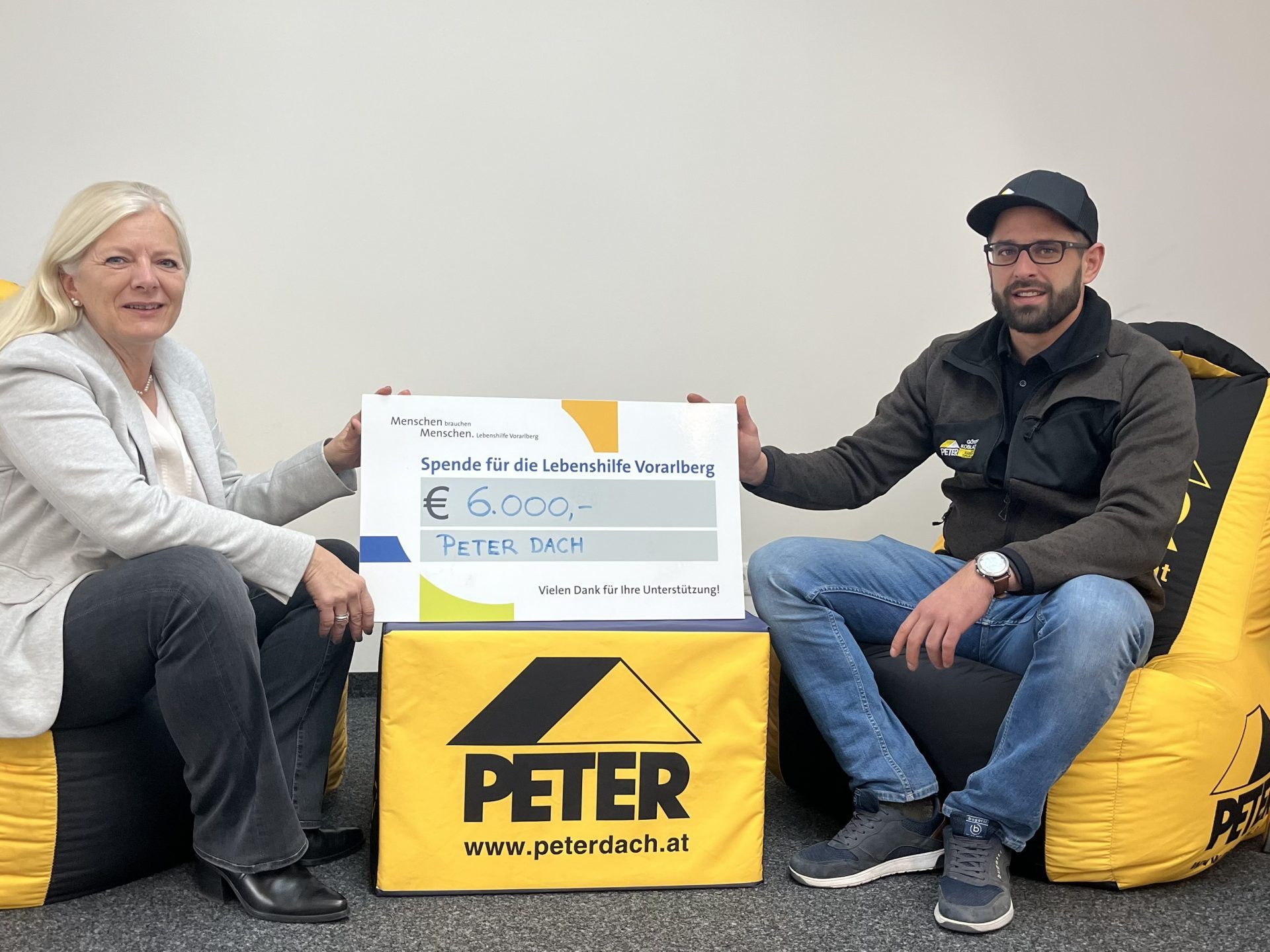PETER Dach unterstützt Lebenshilfe Vorarlberg mit großzügiger Spende von 6.000 Euro.