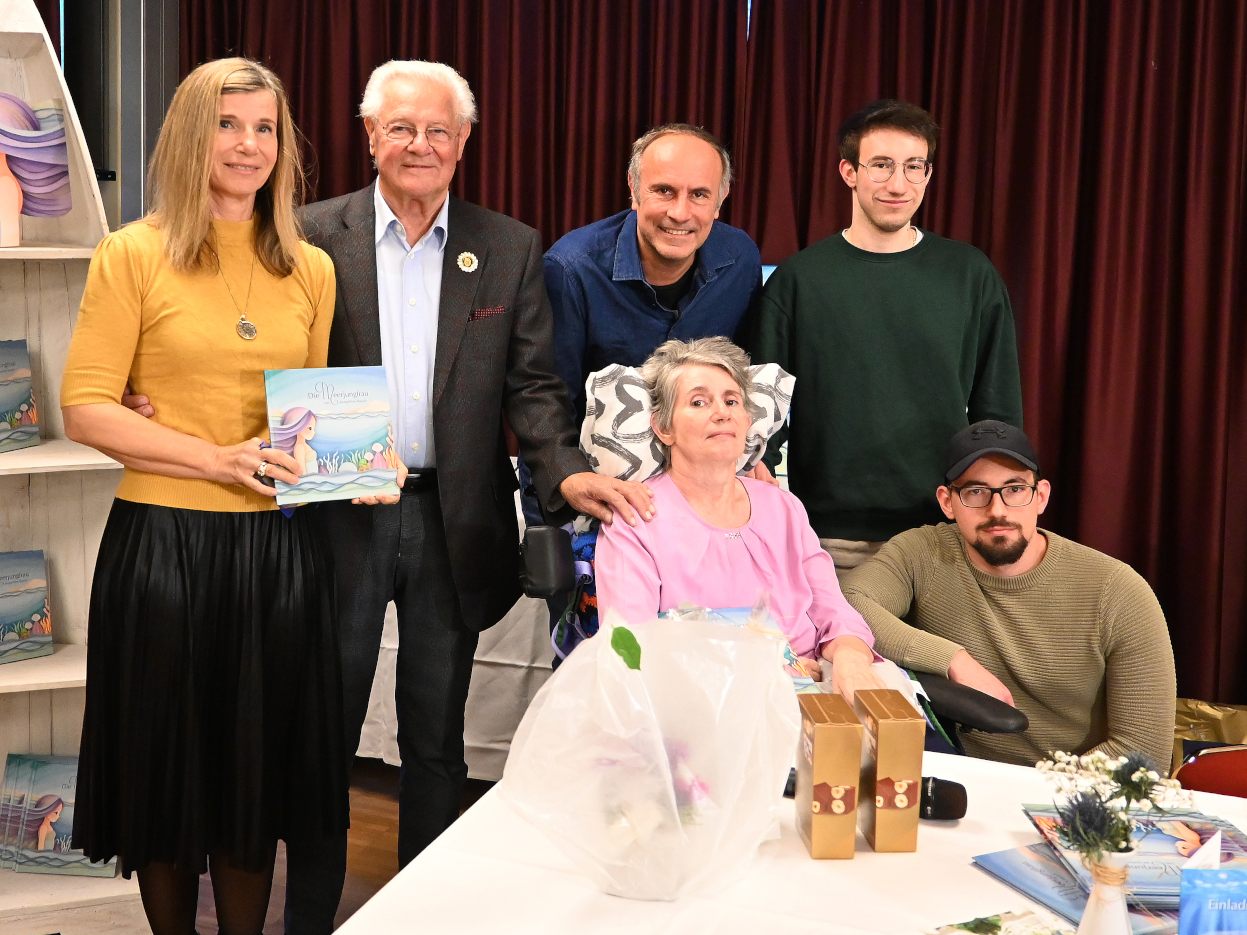 v.l: Oberstudienrätin Annette Hecht-Rauch (Professorin Riedenburg), Kurt Hecht (Verleger), Norman Hecht (GF Hecht Druck), Jacqueline Rauch (Autorin), Raphael Rauch, Simeon Rauch. v.l: Oberstudienrätin Annette Hecht-Rauch (Professorin Riedenburg), Kurt Hecht (Verleger), Norman Hecht (GF Hecht Druck), Jacqueline Rauch (Autorin), Raphael Rauch, Simeon Rauch.