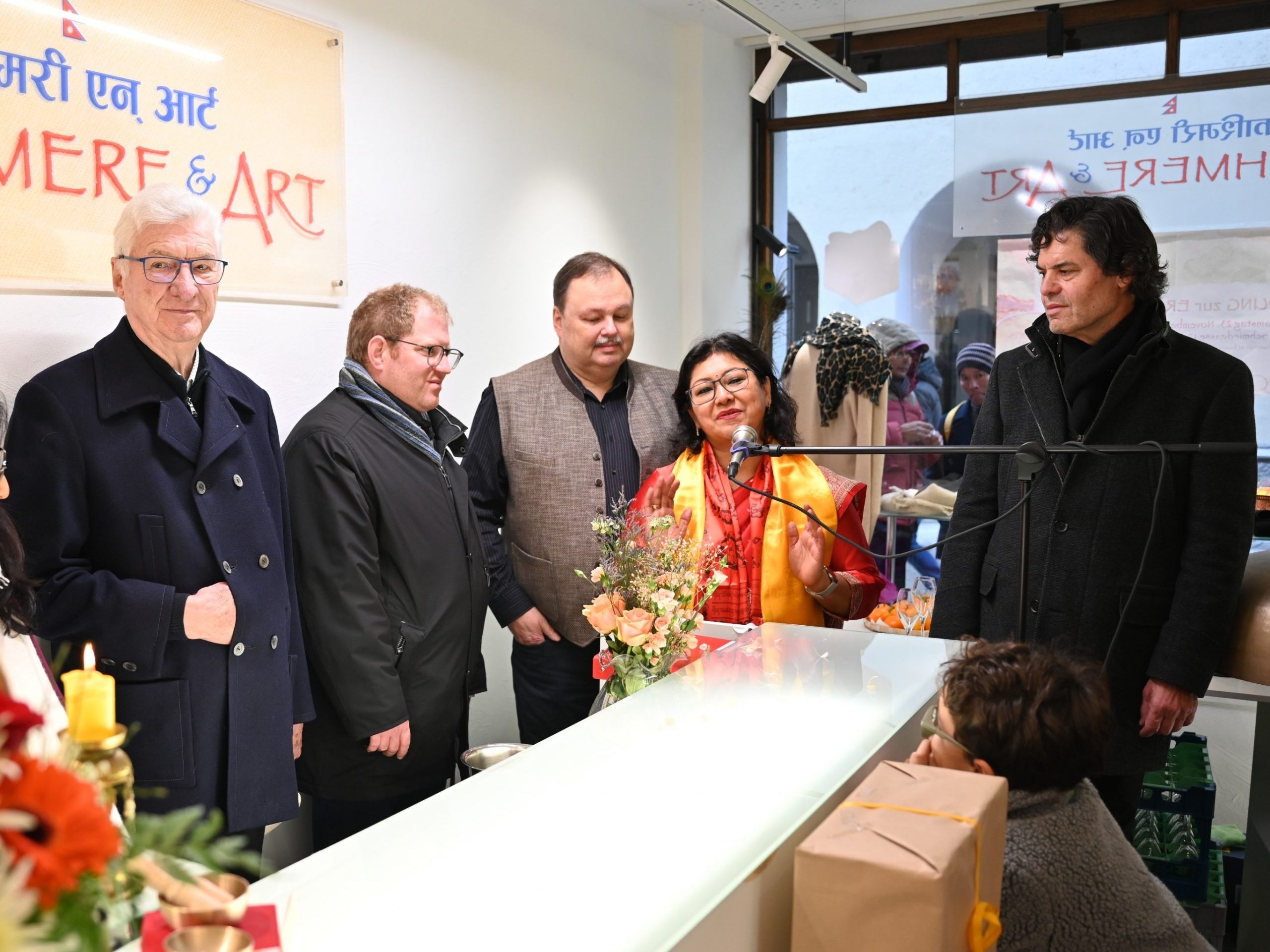 Msg. Rudolf Bischof und Dompfarrer Fabian Jochum segneten, und BGM Manfred Rädler eröffnete das neue Geschäft.