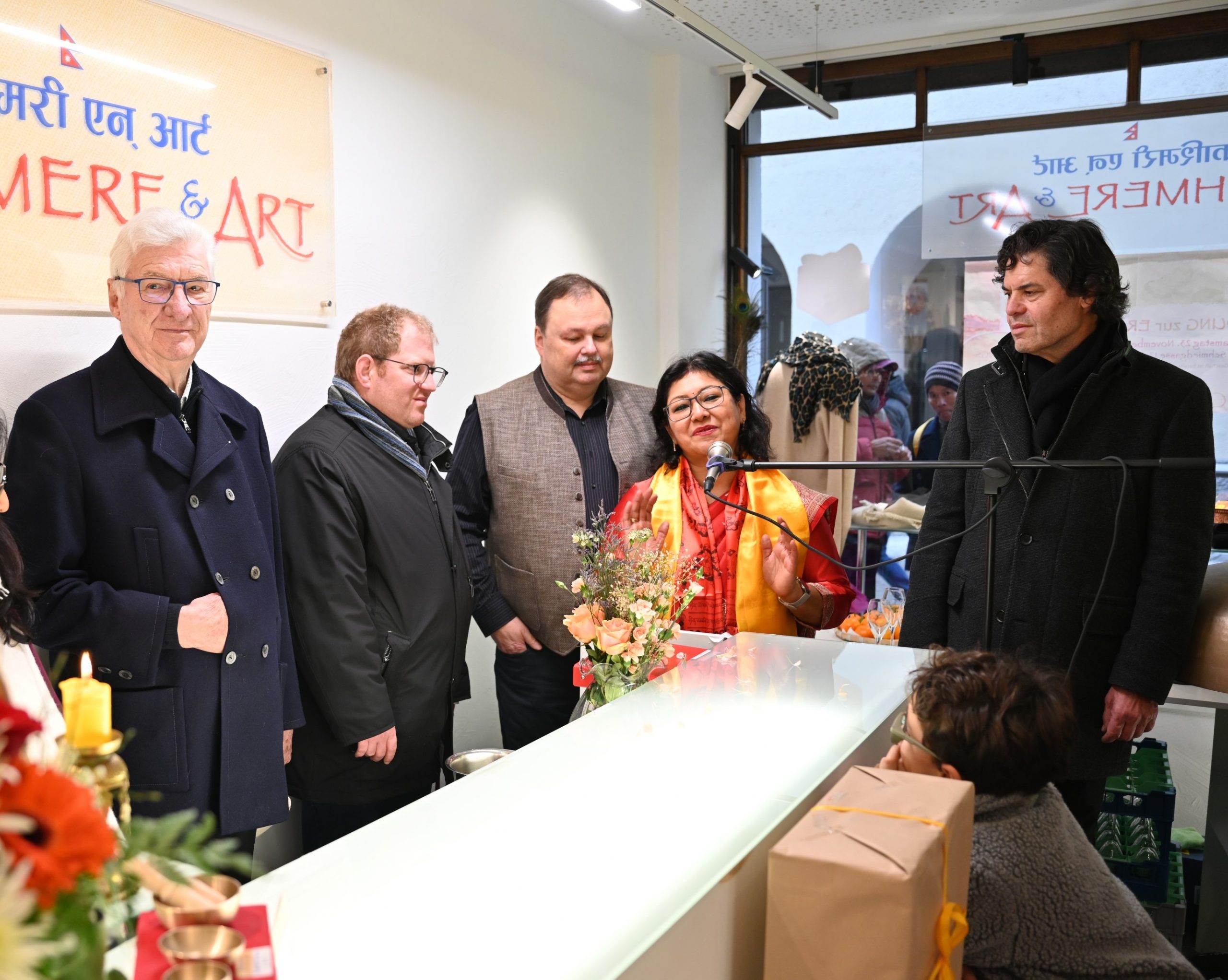 Msg. Rudolf Bischof und Dompfarrer Fabian Jochum segneten, und BGM Manfred Rädler eröffnete das neue Geschäft.