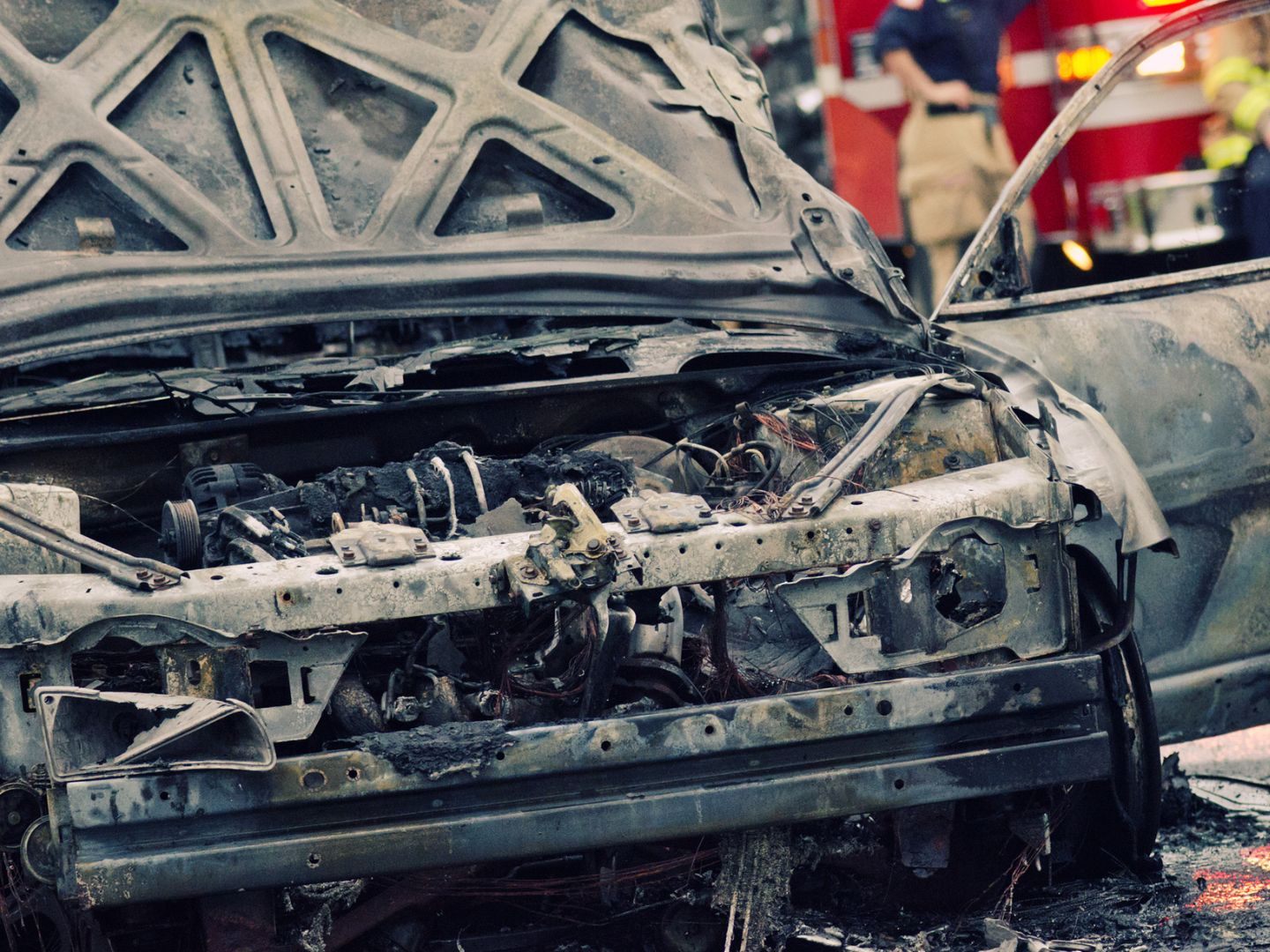 Das Auto brannte trotz eines sofortigen Löscheinsatzes der Feuerwehr aus.