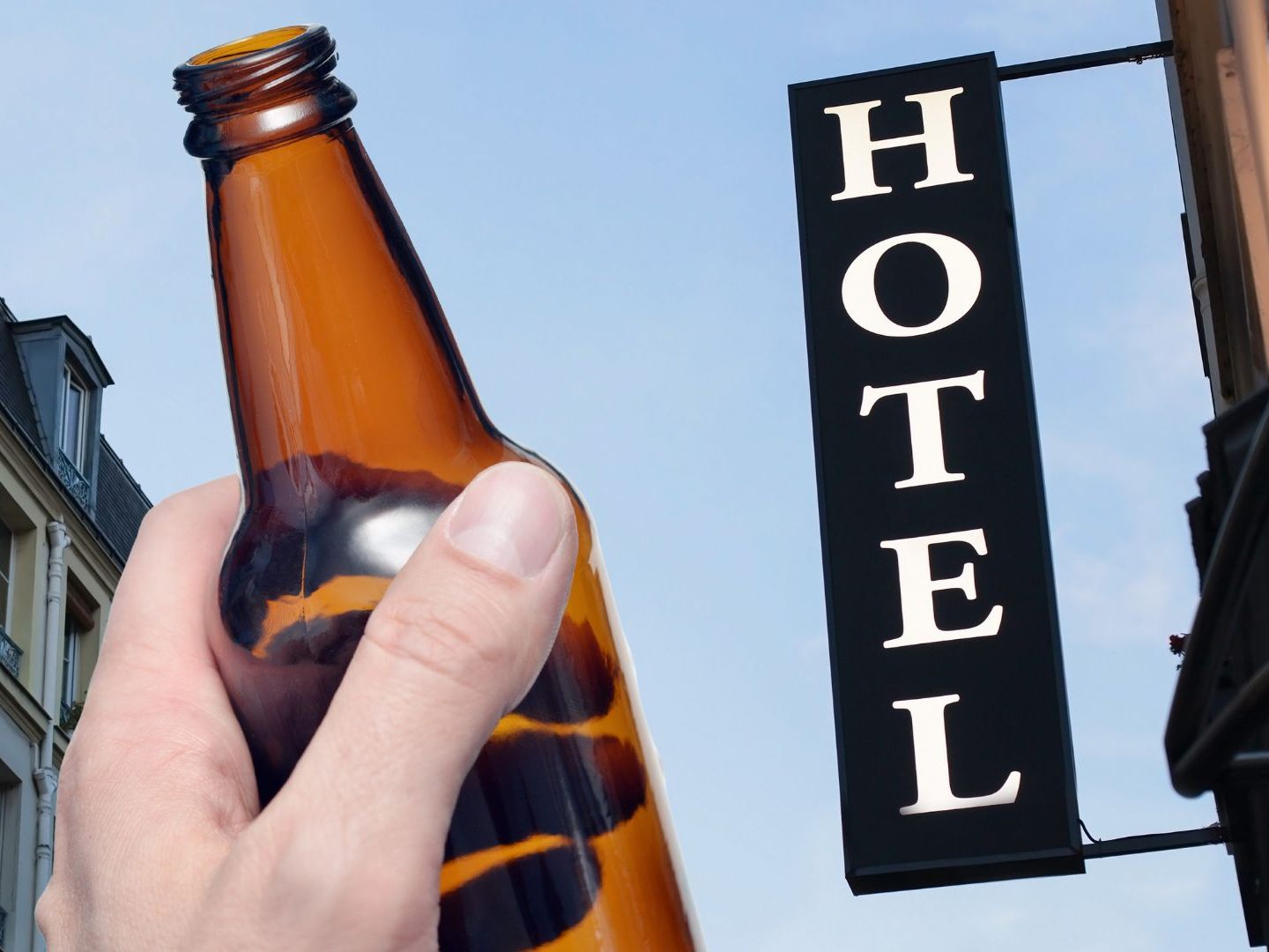 Ein Gast ging mit einer Glasflasche auf einen Hotelmitarbeiter los. Ein Gast ging mit einer Glasflasche auf einen Hotelmitarbeiter los.