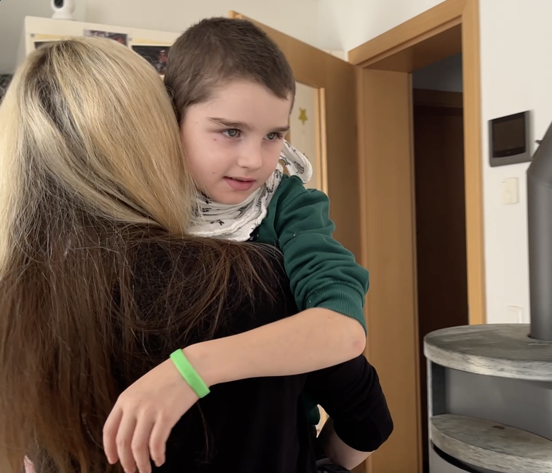 Aktuell muss Mama Melanie ihren Sohn mehrmals täglich über die Treppe hinauftragen.