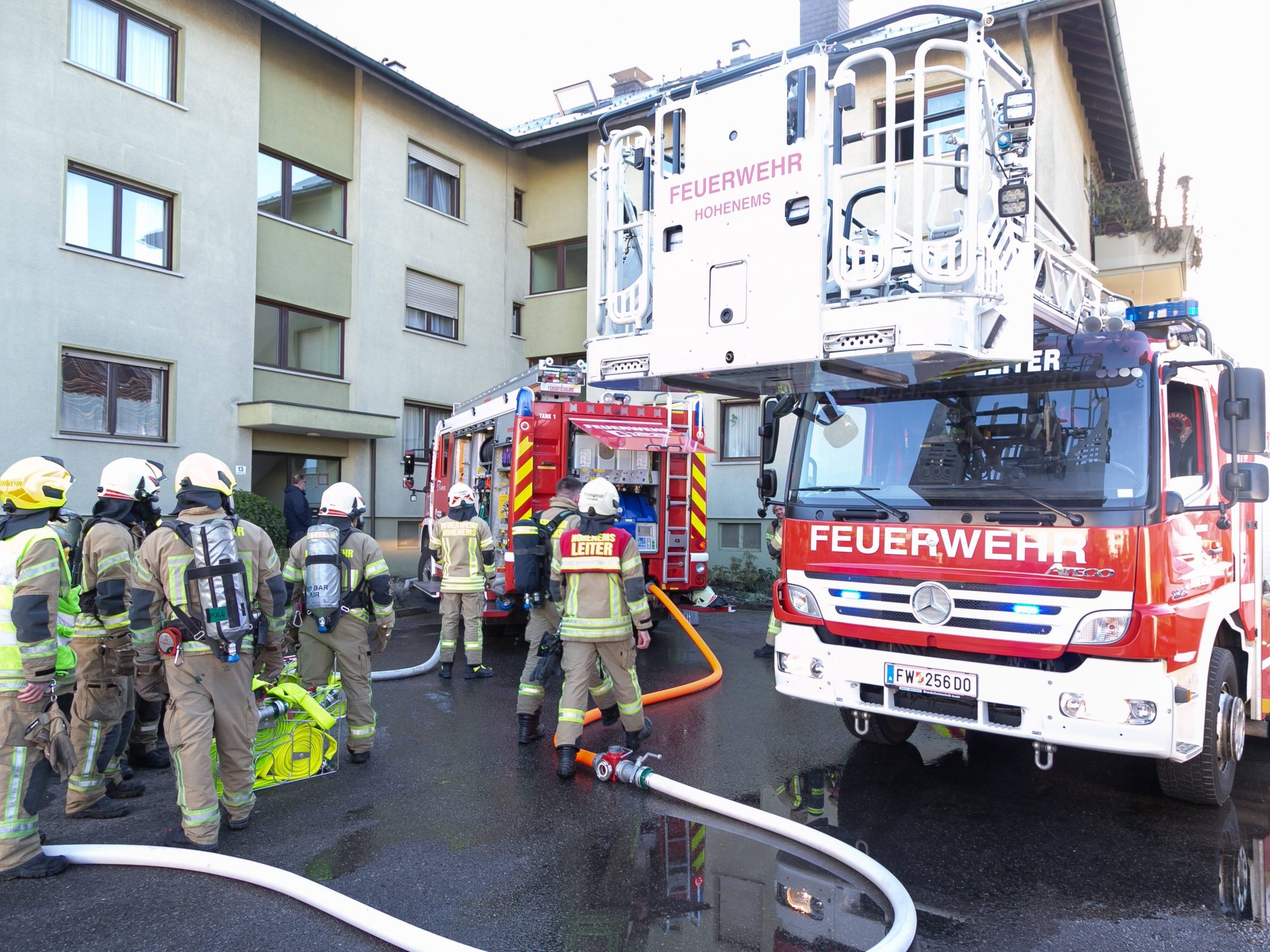 Am Mittwochnachmittag sorgte ein Zimmerbrand für die Evakuierung eines Wohnblocks in Hohenems. Am Mittwochnachmittag sorgte ein Zimmerbrand für die Evakuierung eines Wohnblocks in Hohenems.