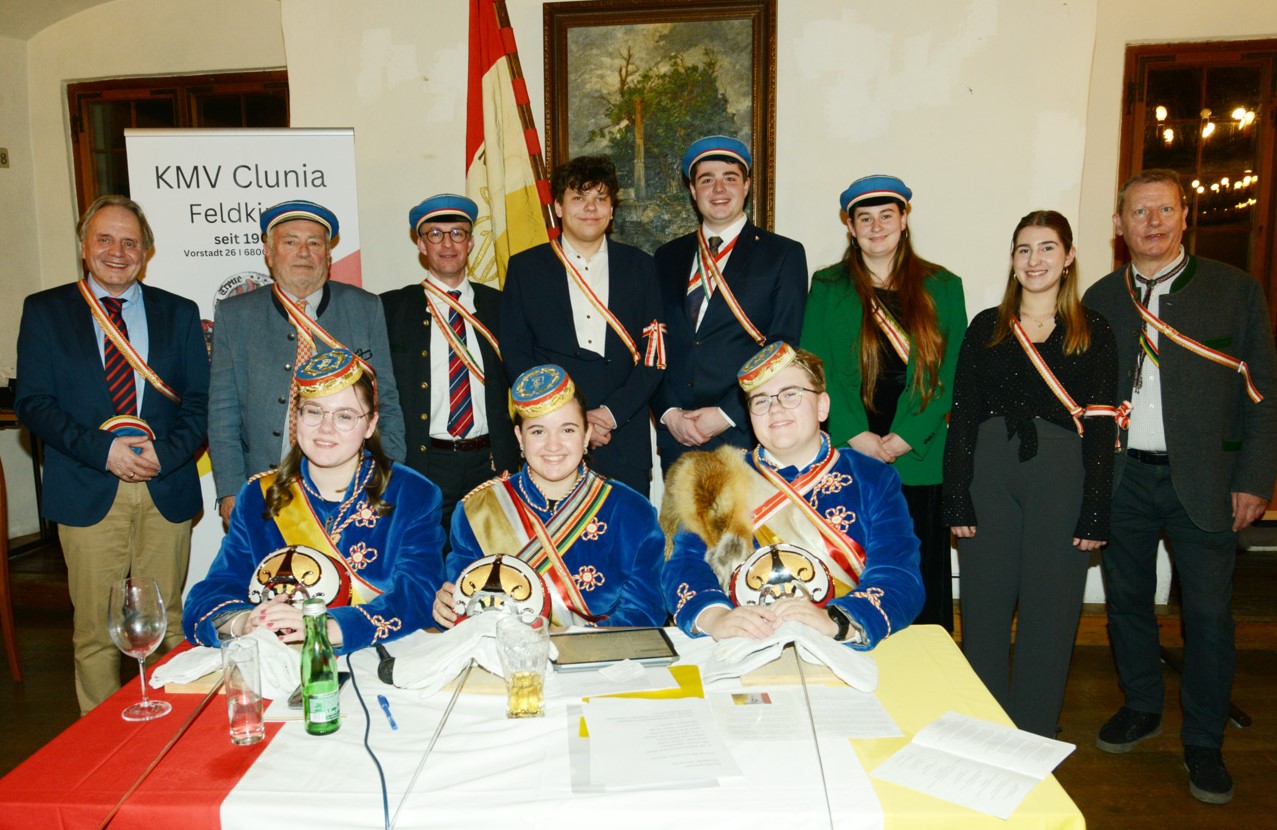 Die Geehrten: vorne (vlnr): Marie Hammerer, Sophia Stieger, Jakob Hammerer; hinten (vlnr): Dr. Wolfgang Matt, Dr. Wolfgang Burtscher, MMag. Benedikt König, Jakob Oberndorfer, Moritz Weber, Sarah Stöckl, Lisa-Marie Handle, Arno Meusburger