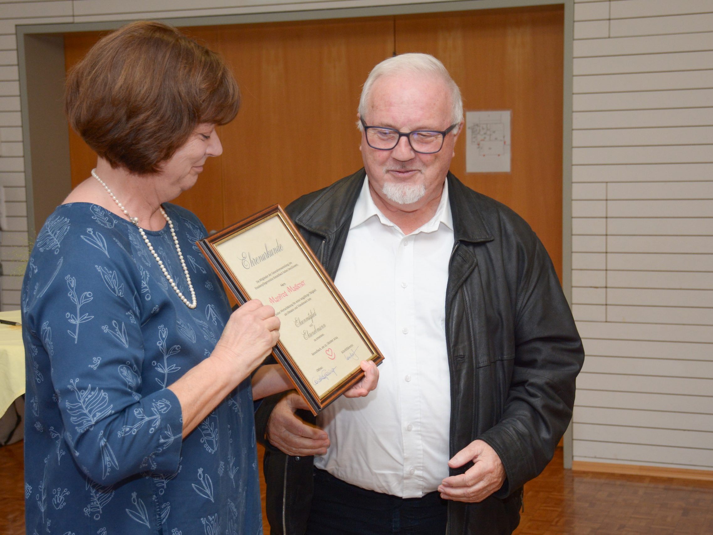 Manfred Madlener wurde mit der Ehrenobmannschaft für die Verdienste rund um den Krankenpflegeverein geehrt.