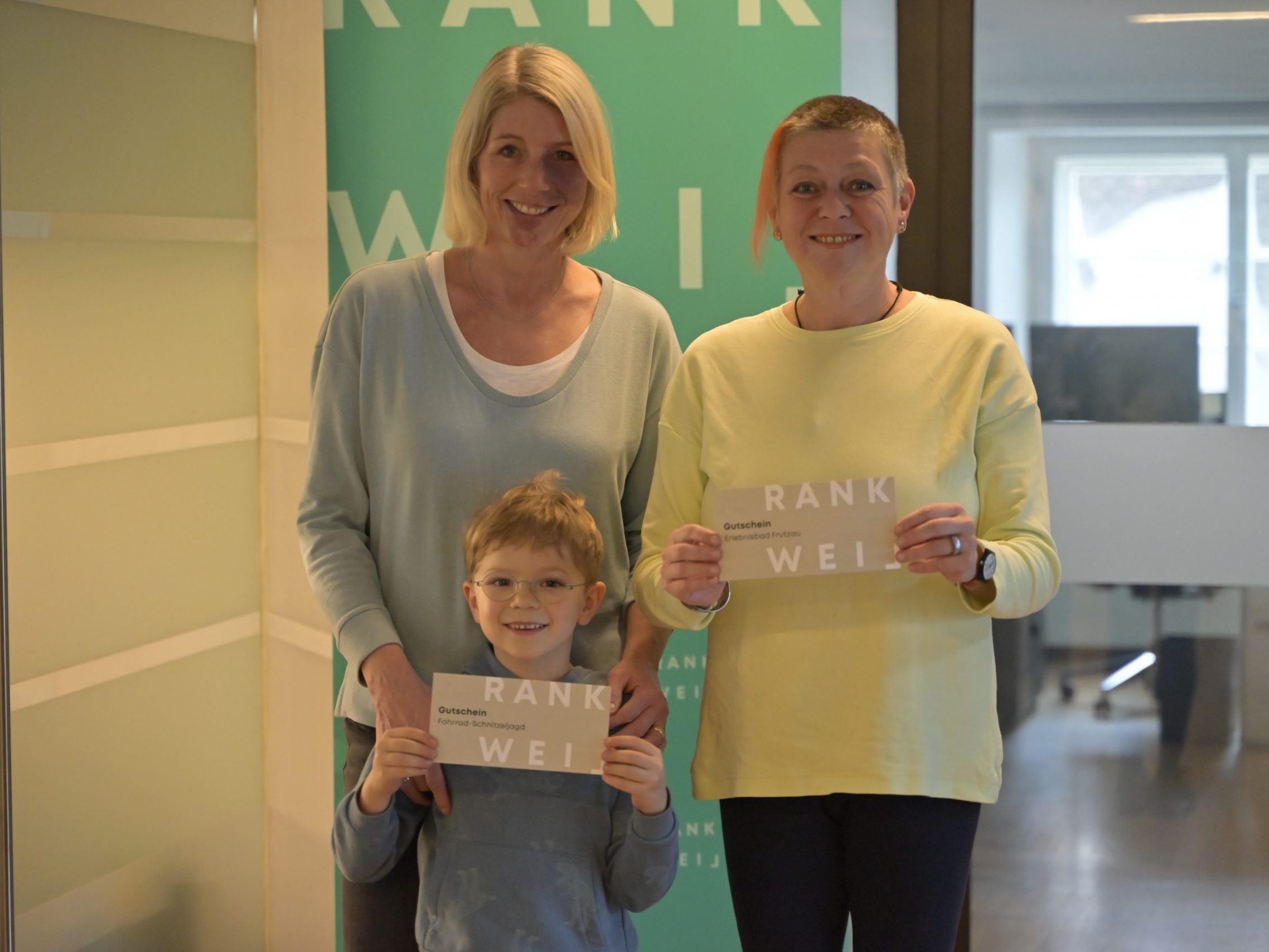 : Steffi Claus (mit Sohn) und Sonja Panzenböck freuen sich über ihre Gewinne: ein 200-Euro-Gutschein für Rankweiler Fahrradhändler und eine Saisonkarte für das Erebnisbad Frutzau. : Steffi Claus (mit Sohn) und Sonja Panzenböck freuen sich über ihre Gewinne: ein 200-Euro-Gutschein für Rankweiler Fahrradhändler und eine Saisonkarte für das Erebnisbad Frutzau.