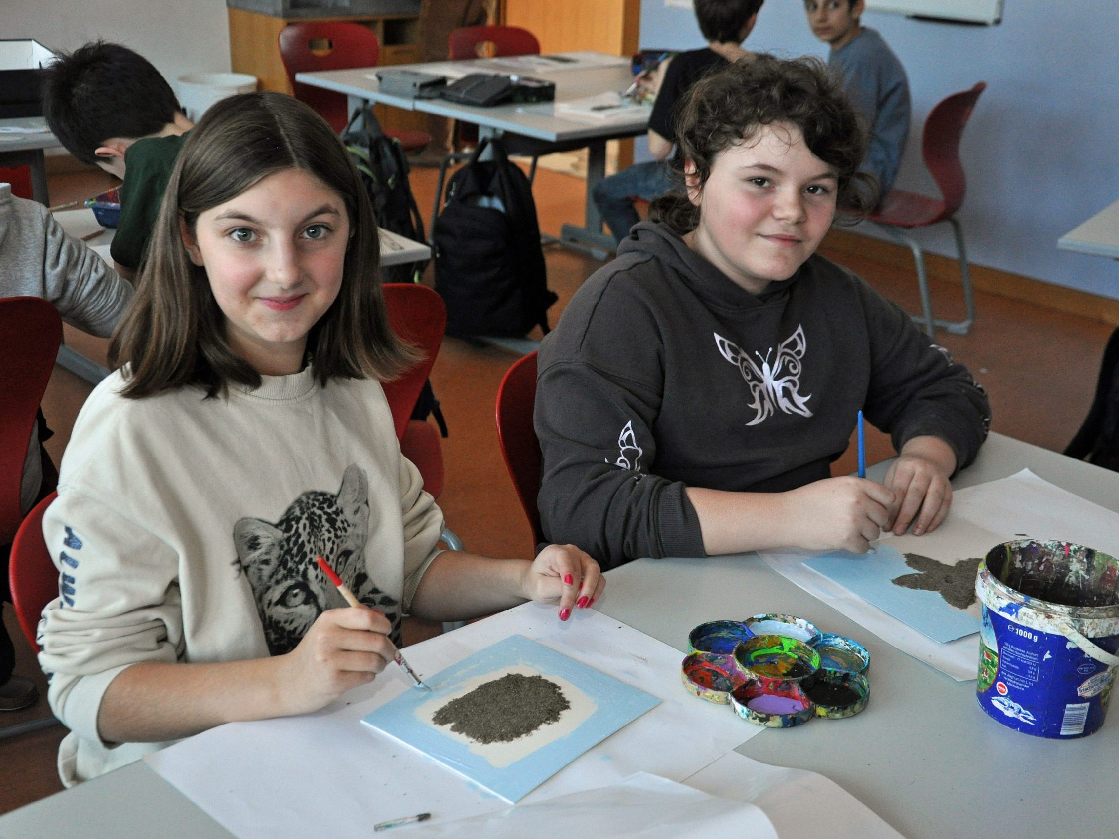 Die Klasse 2c hat das „3D“ Kunst-Abo bei Double Check gebucht und genießt besonderen Kunstunterricht. Die Klasse 2c hat das „3D“ Kunst-Abo bei Double Check gebucht und genießt besonderen Kunstunterricht.