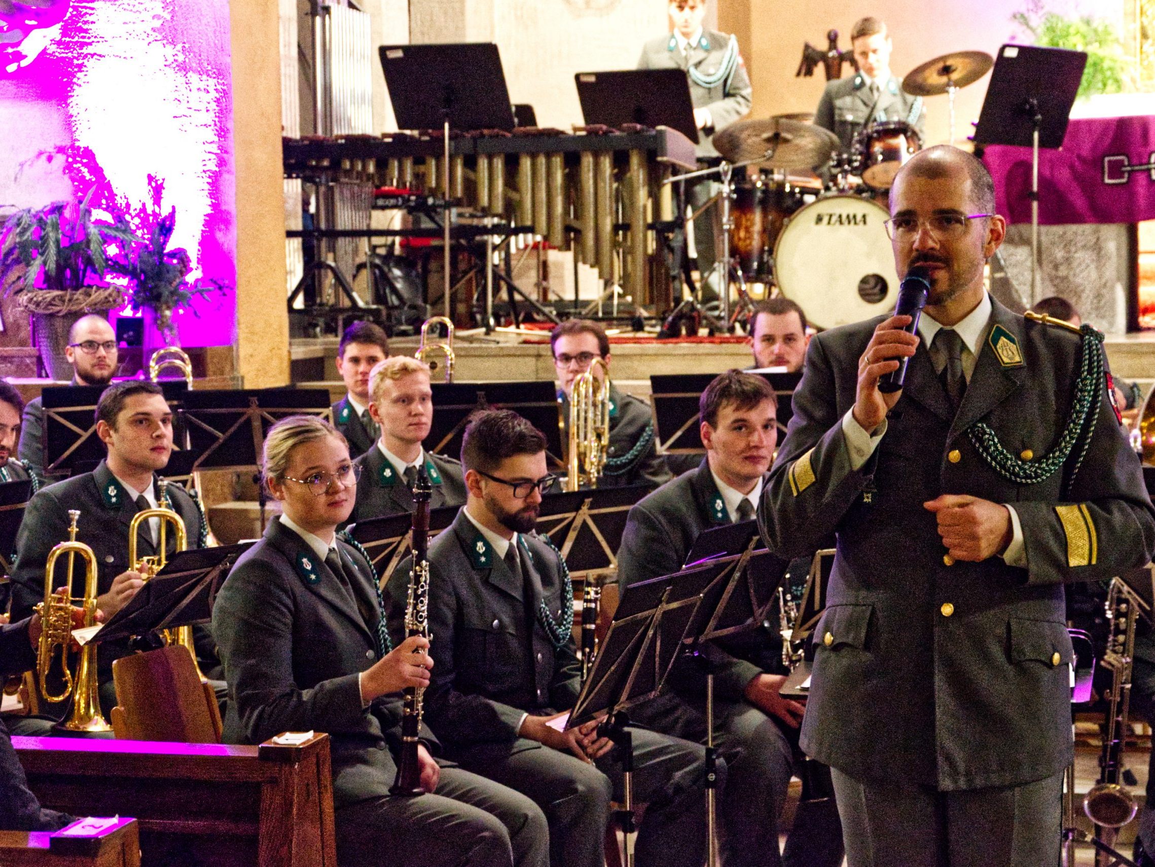 Die Militärmusik Vorarlberg (Kapellmeister Major Wolfram Öller am Mikrofon) begeisterte mit ihren Klängen in der Heilig-Kreuzkirche in Bludenz.
