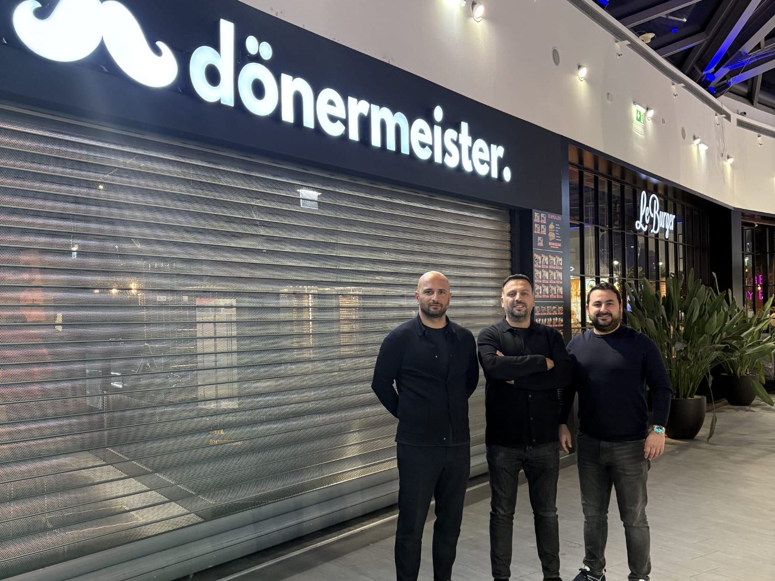 Die Gastronomen Kadir Sicimoglu, Ekrem Tütüncü und Ulas Celikkol versorgen ab sofort auch die Besucher im Auhof Center mit hochwertigem Streetfood.
