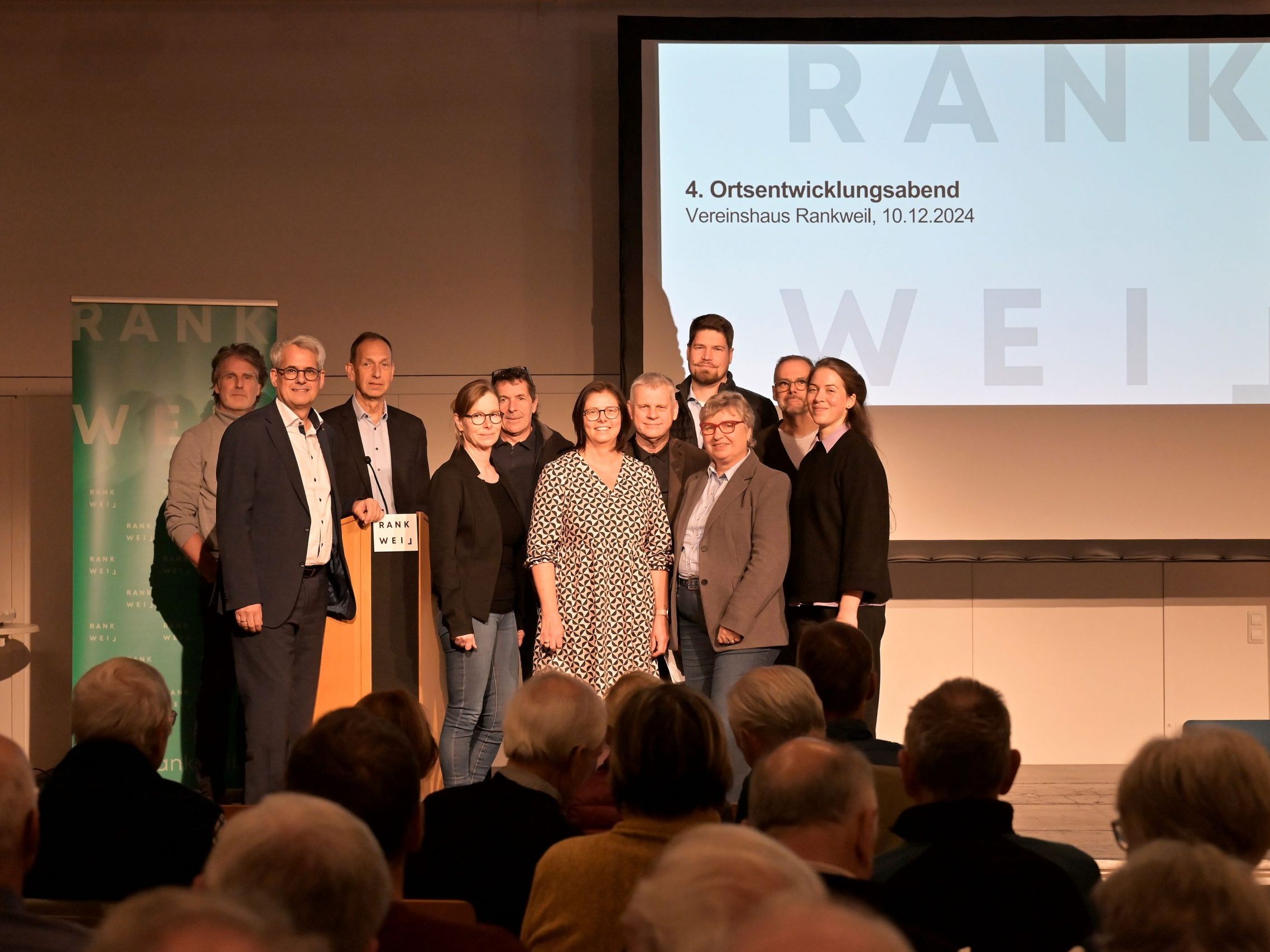 V. l. n. r.: Architekt Wolfgang Schmieder, Vorstandsdirektor der Raiffeisenbank Richard Erne, Projektentwickler Günther Ammann, Landschaftsarchitektin Karen Flügel, Alexander Pixner (VOGEWOSI), Bgm. Katharina Wöß-Krall, Architekt Dietmar Walser, Bosse Danielsen und Irmgard Huber (beide Mohrenbrauerei), Architekt Rene Bechter (Baumschlager Hutter Architekten) und Marcella Zauner (Marktgemeinde Rankweil) . V. l. n. r.: Architekt Wolfgang Schmieder, Vorstandsdirektor der Raiffeisenbank Richard Erne, Projektentwickler Günther Ammann, Landschaftsarchitektin Karen Flügel, Alexander Pixner (VOGEWOSI), Bgm. Katharina Wöß-Krall, Architekt Dietmar Walser, Bosse Danielsen und Irmgard Huber (beide Mohrenbrauerei), Architekt Rene Bechter (Baumschlager Hutter Architekten) und Marcella Zauner (Marktgemeinde Rankweil) .