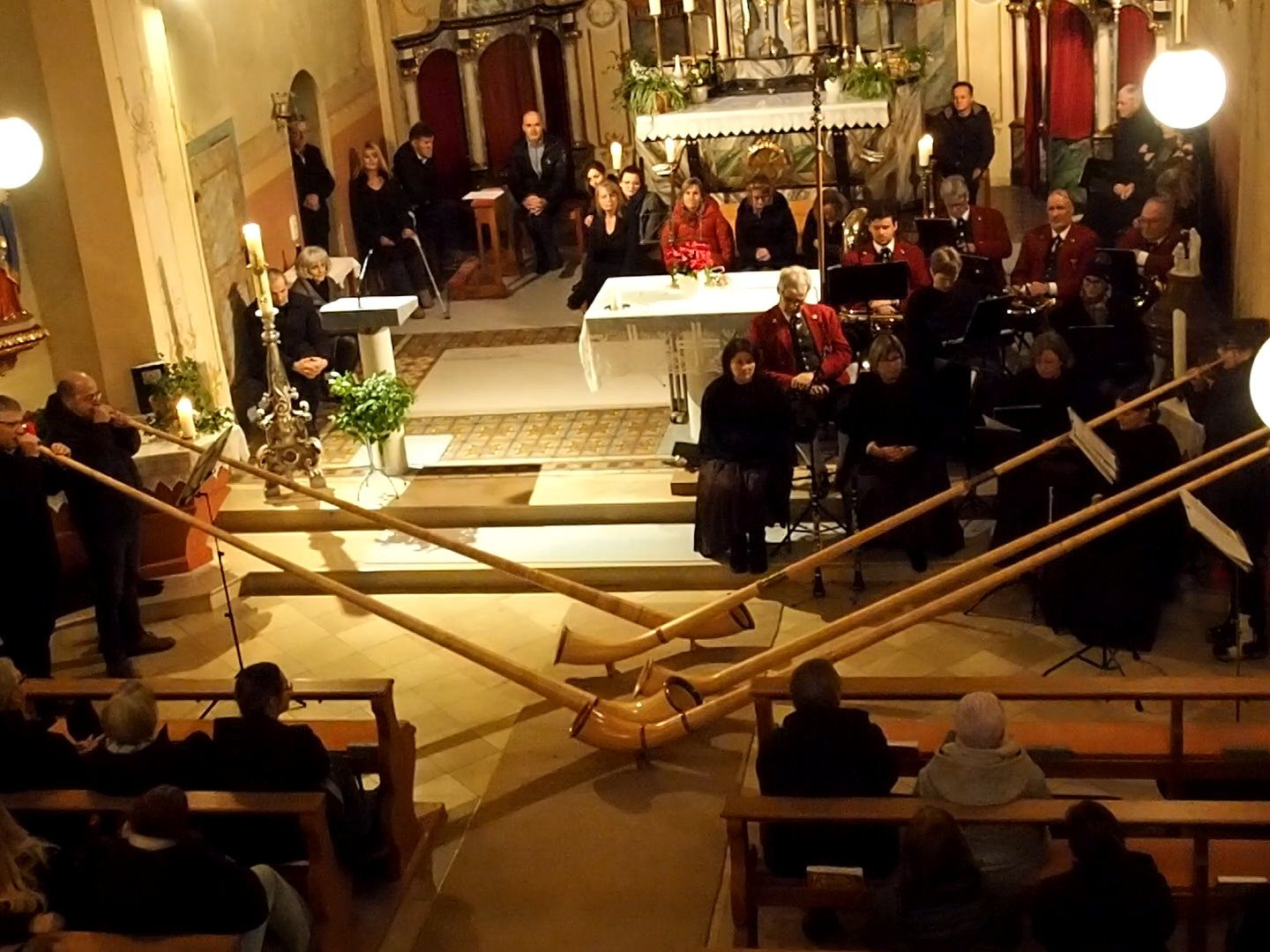 Eine Alphorngruppe sorgt für weihnachtliche Stimmung auf dem Advent-Benefiz-Konzert. Eine Alphorngruppe sorgt für weihnachtliche Stimmung auf dem Advent-Benefiz-Konzert.