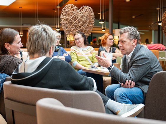 AK Präsident Bernhard Heinzle sprach mit den Teilnehmer:innen über ihre Situationen und Herausforderungen im Pflegealltag.