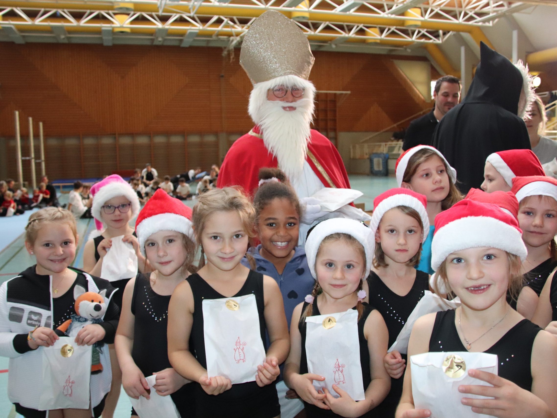 Der Heilige Nikolaus lobte die fleißigen Turner/innen sehr und hielt auch ein Säckle bereit.