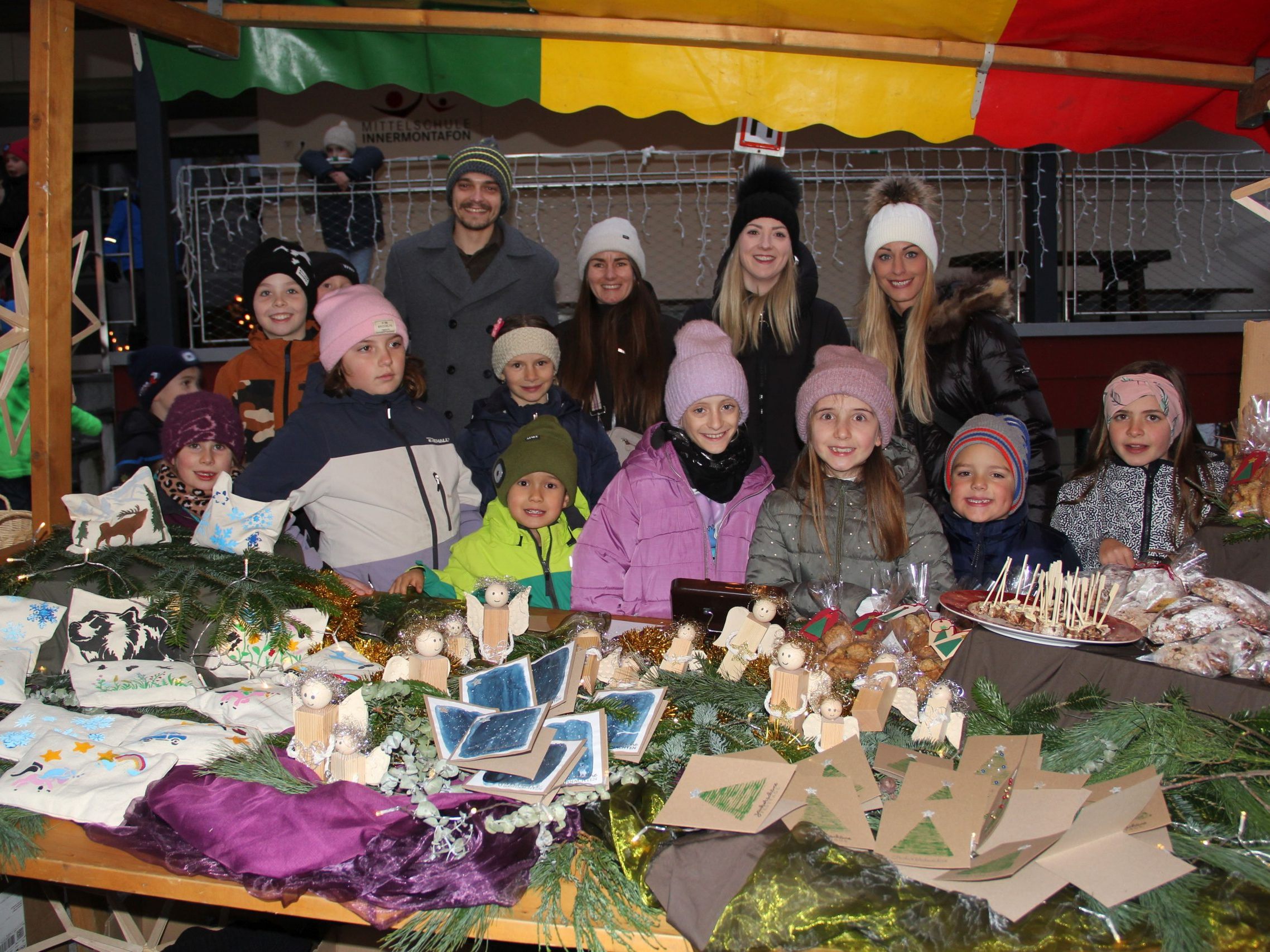 Auch die Volksschule Gortipohl war mit einem Verkaufsstand vertreten. Auch die Volksschule Gortipohl war mit einem Verkaufsstand vertreten.