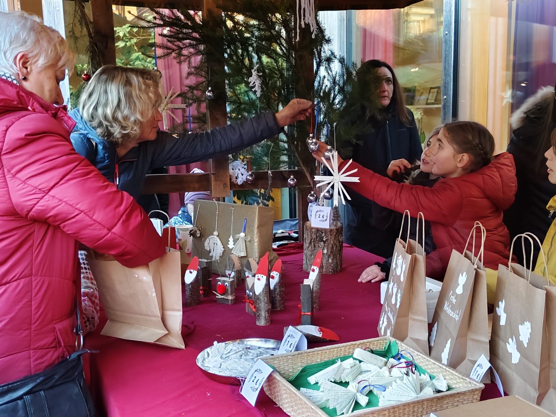 Der Stand der Volksschule auf dem Adventmärktle fand regen Anklang.