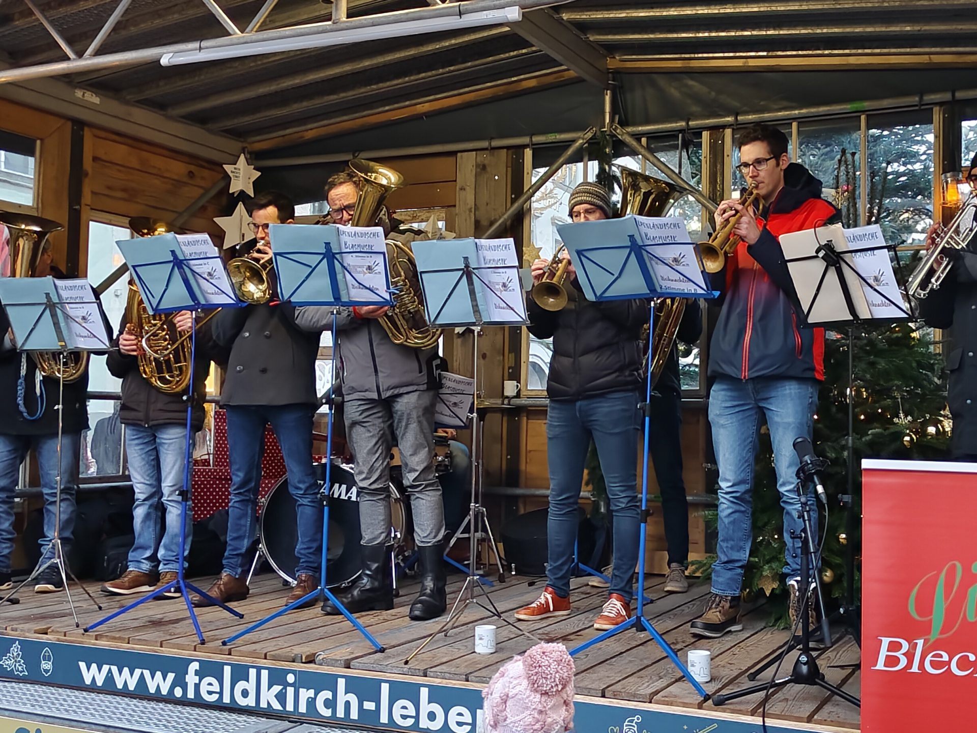 Ein buntes musikalisches Programm verkürzt in der Weihnachtsstadt die Wartezeit aufs Christkind.