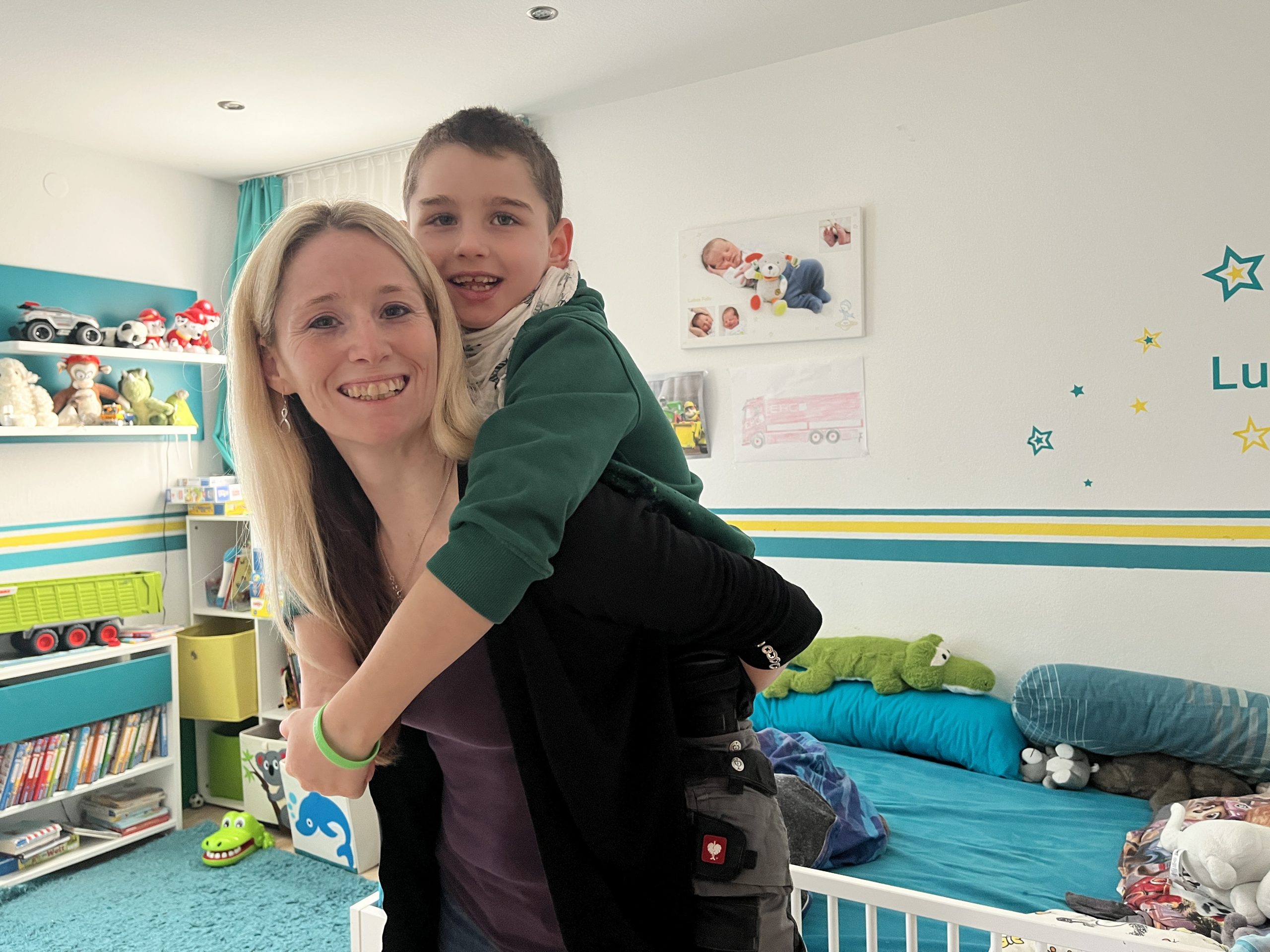 Das Kinderzimmer von Lukas befindet sich im oberen Stockwerk. Melanie muss ihren Sohn mehrmals täglich die Treppe rauf und runter tragen. Das Kinderzimmer von Lukas befindet sich im oberen Stockwerk. Melanie muss ihren Sohn mehrmals täglich die Treppe rauf und runter tragen.