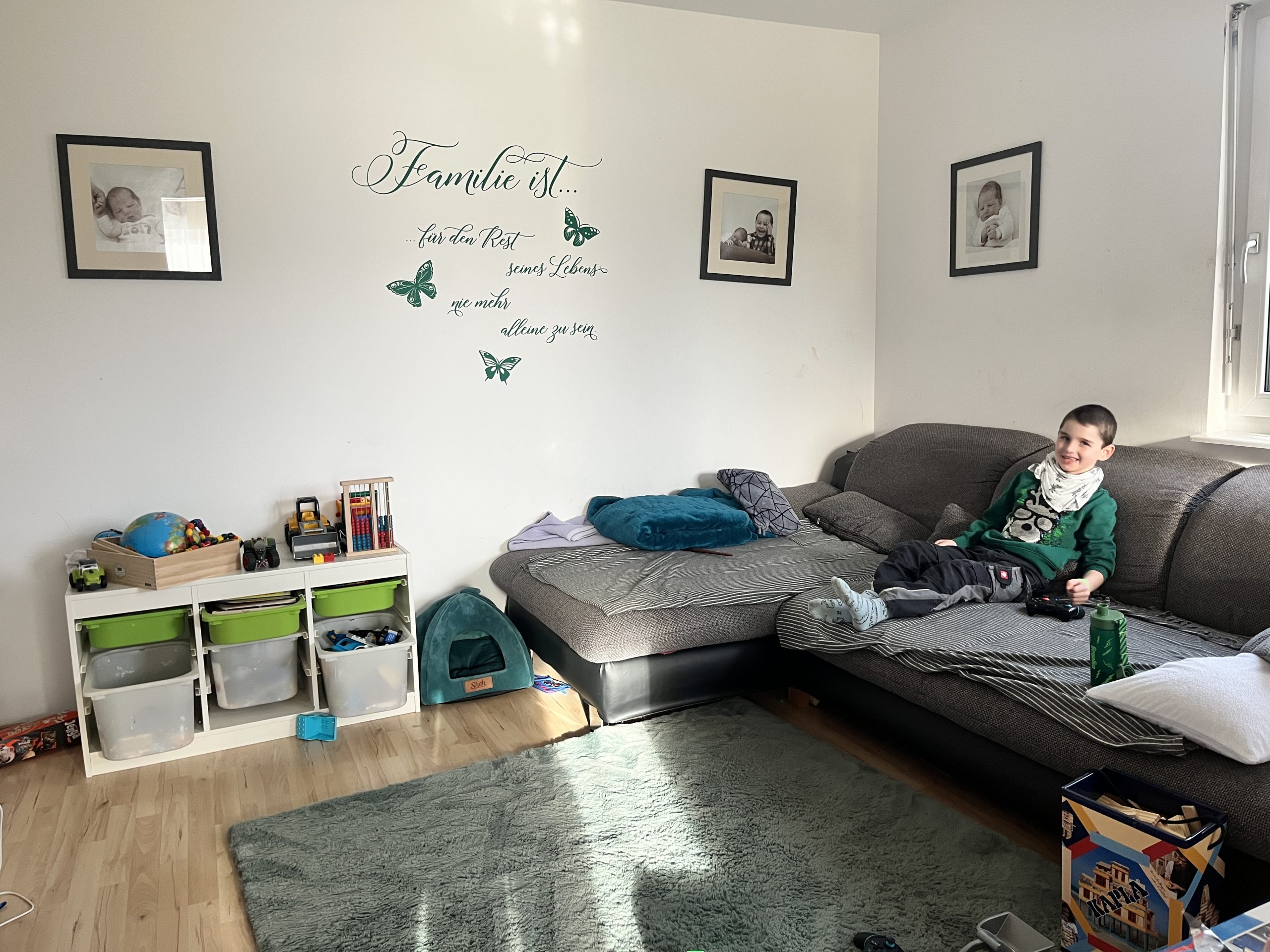 Lukas wird von seiner Mama rund um die Uhr liebevoll betreut. Lukas wird von seiner Mama rund um die Uhr liebevoll betreut.