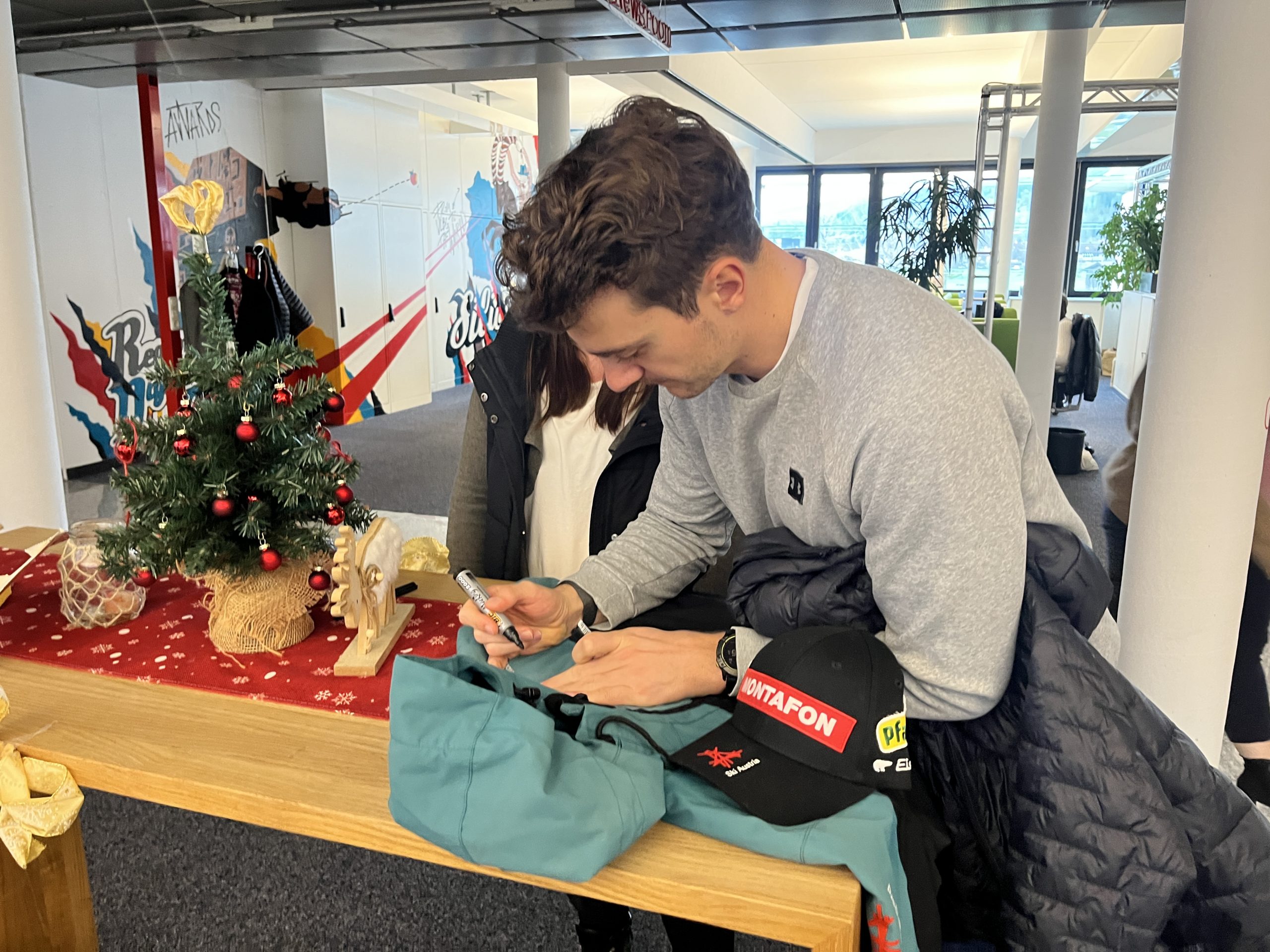Alessandro Hämmerle hat die Jacke vorbeigebracht und in der Redaktion signiert.