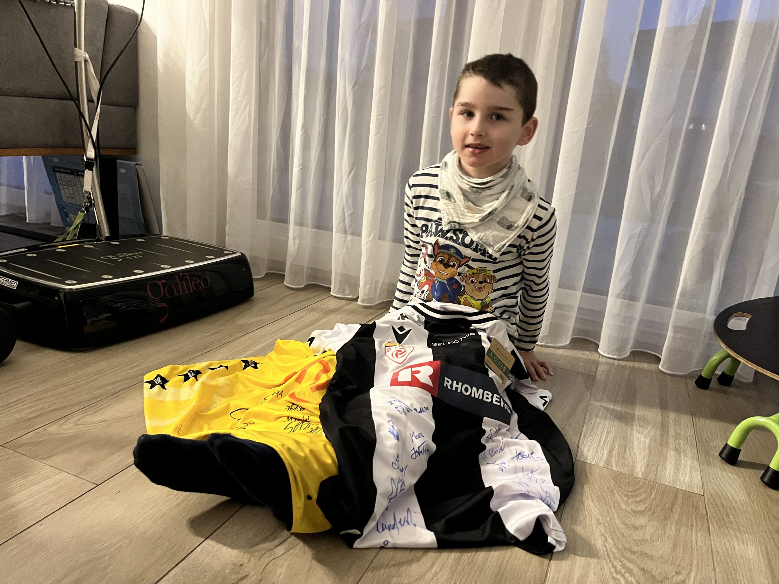 Lukas (7) hat sich sehr über die Trikots, die Wolfgang für ihn ersteigert hat, gefreut. Lukas (7) hat sich sehr über die Trikots, die Wolfgang für ihn ersteigert hat, gefreut.