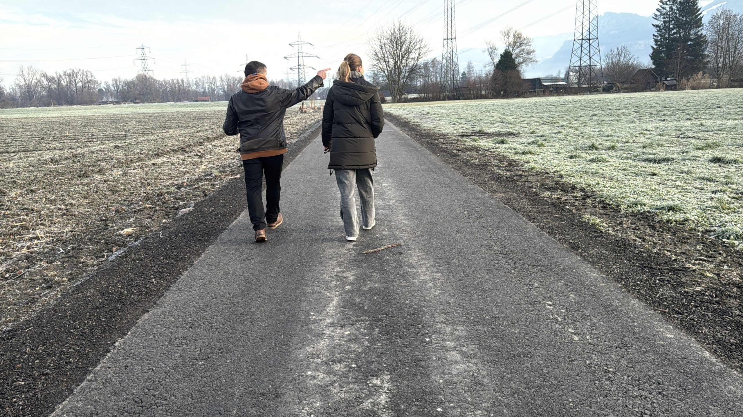 Willi Witzemann zeigt VOL.AT in Altach, wo die nagelneue Straße bereits Schäden hatte.