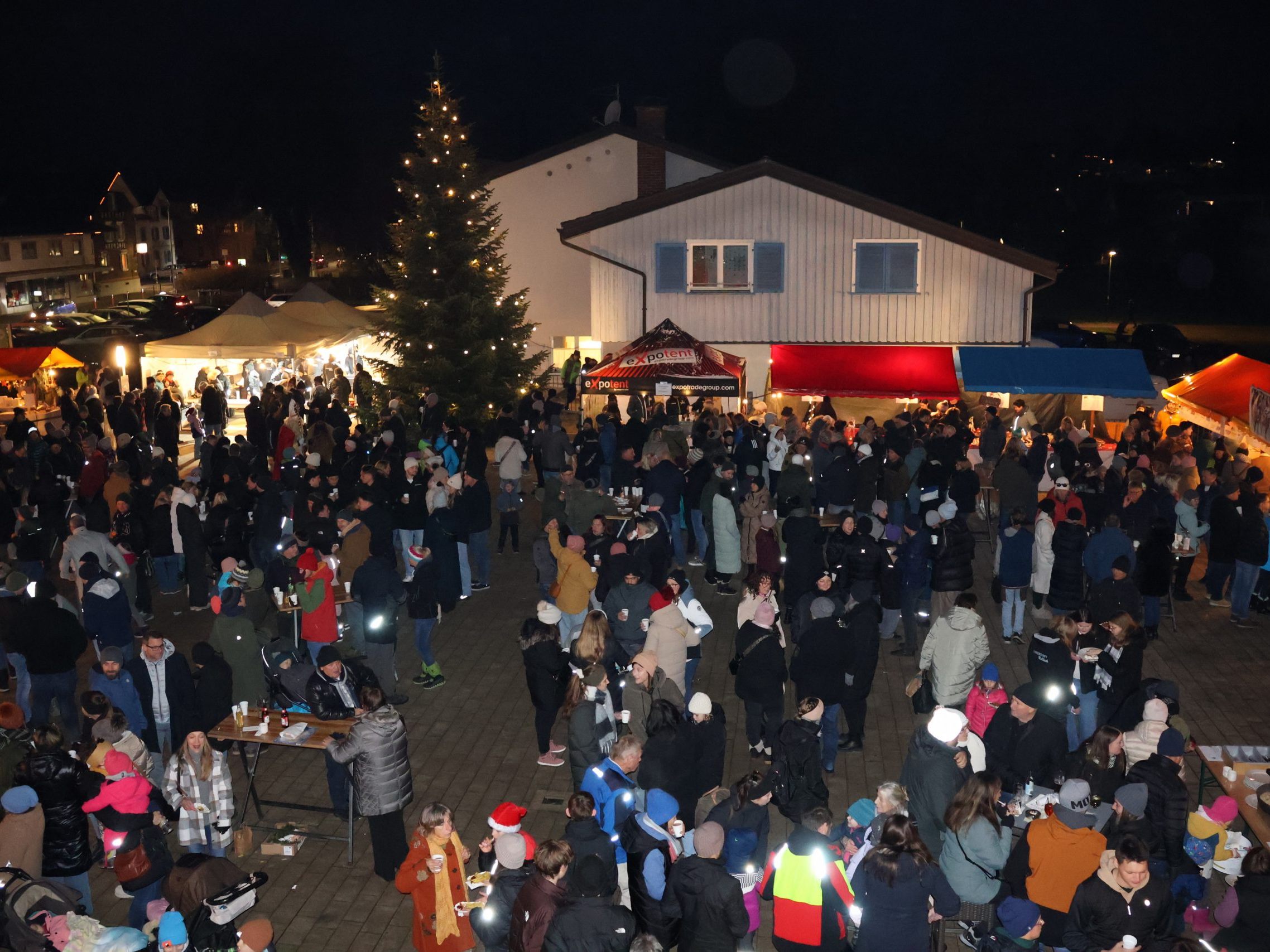 Gemeinsame Einstimmung auf den Advent beim Koblacher Krömlemarkt. Gemeinsame Einstimmung auf den Advent beim Koblacher Krömlemarkt.