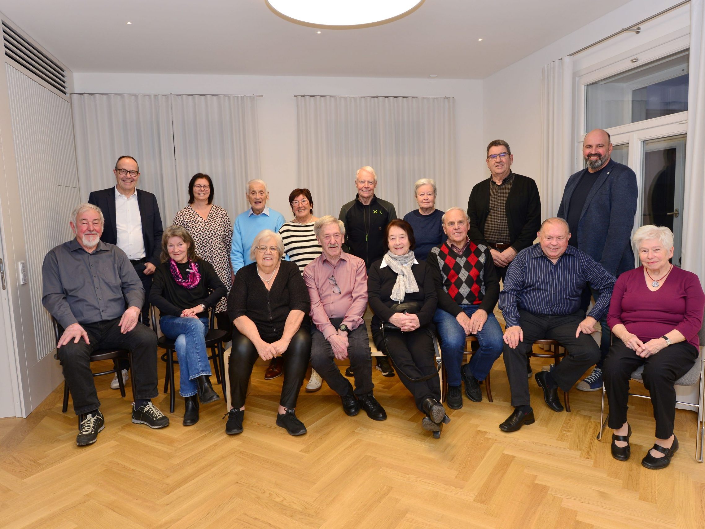 Die Jubelpaare mit Bgm. Katharina Wöß-Krall, Vize-Bürgermeister Andreas Prenn und den Gemeinderäten Helmut Jenny und Klaus Pirker im Trauraum der Häusle-Villa. Die Jubelpaare mit Bgm. Katharina Wöß-Krall, Vize-Bürgermeister Andreas Prenn und den Gemeinderäten Helmut Jenny und Klaus Pirker im Trauraum der Häusle-Villa.