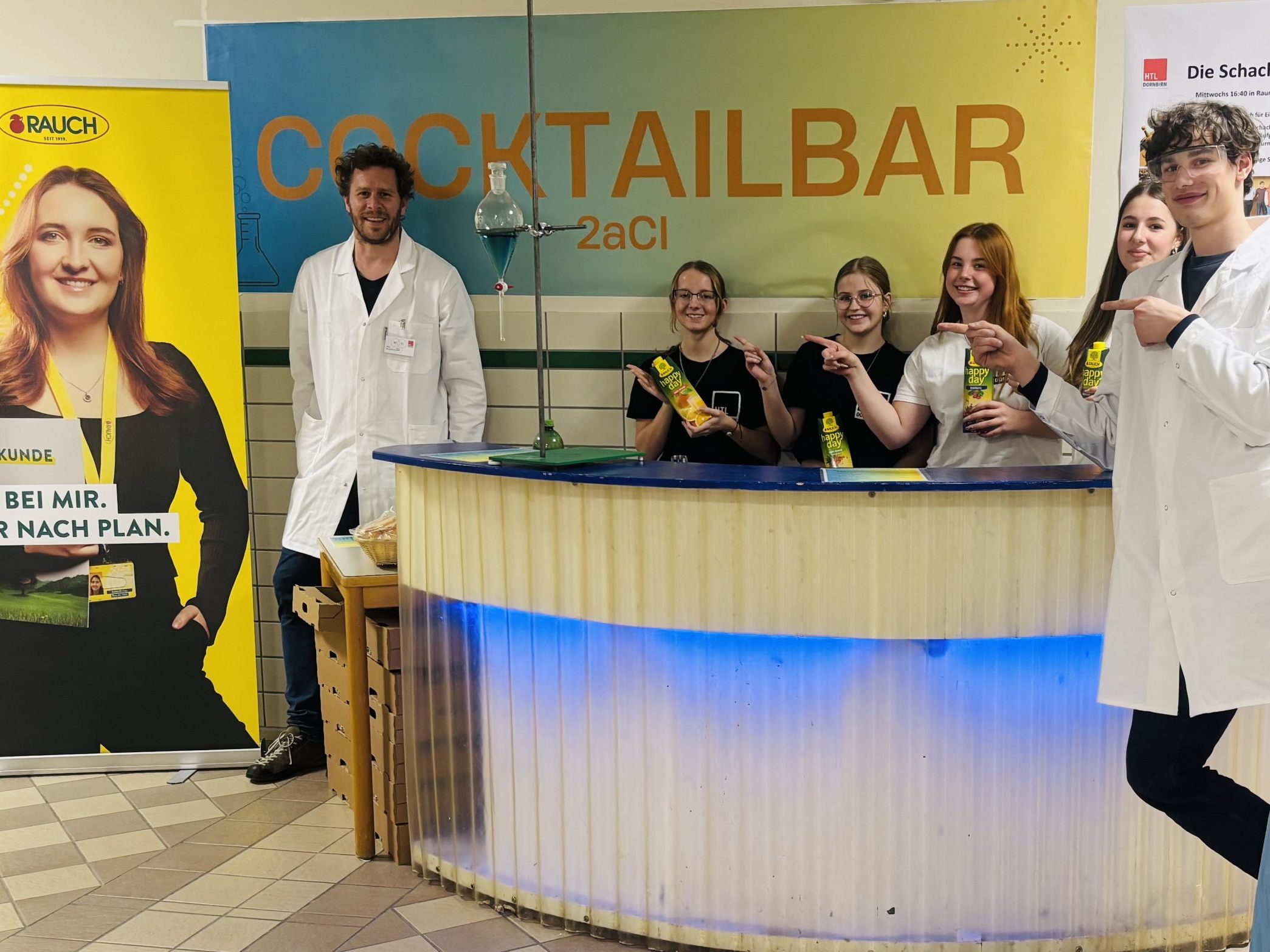 Klassenvorstand Benjamin Simperl mit Anna, Sophia, Julia, Enya und Nikolas (v.l.n.r) aus der 2aCI an der Chemie-Cocktail-Bar. Klassenvorstand Benjamin Simperl mit Anna, Sophia, Julia, Enya und Nikolas (v.l.n.r) aus der 2aCI an der Chemie-Cocktail-Bar.
