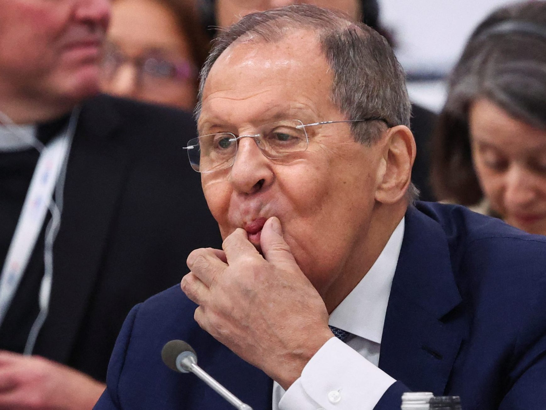 Russischer Außenminister Lawrow bei OSZE-Treffen: OSZE spiele "keine sinnvolle Rolle". Russischer Außenminister Lawrow bei OSZE-Treffen: OSZE spiele "keine sinnvolle Rolle".