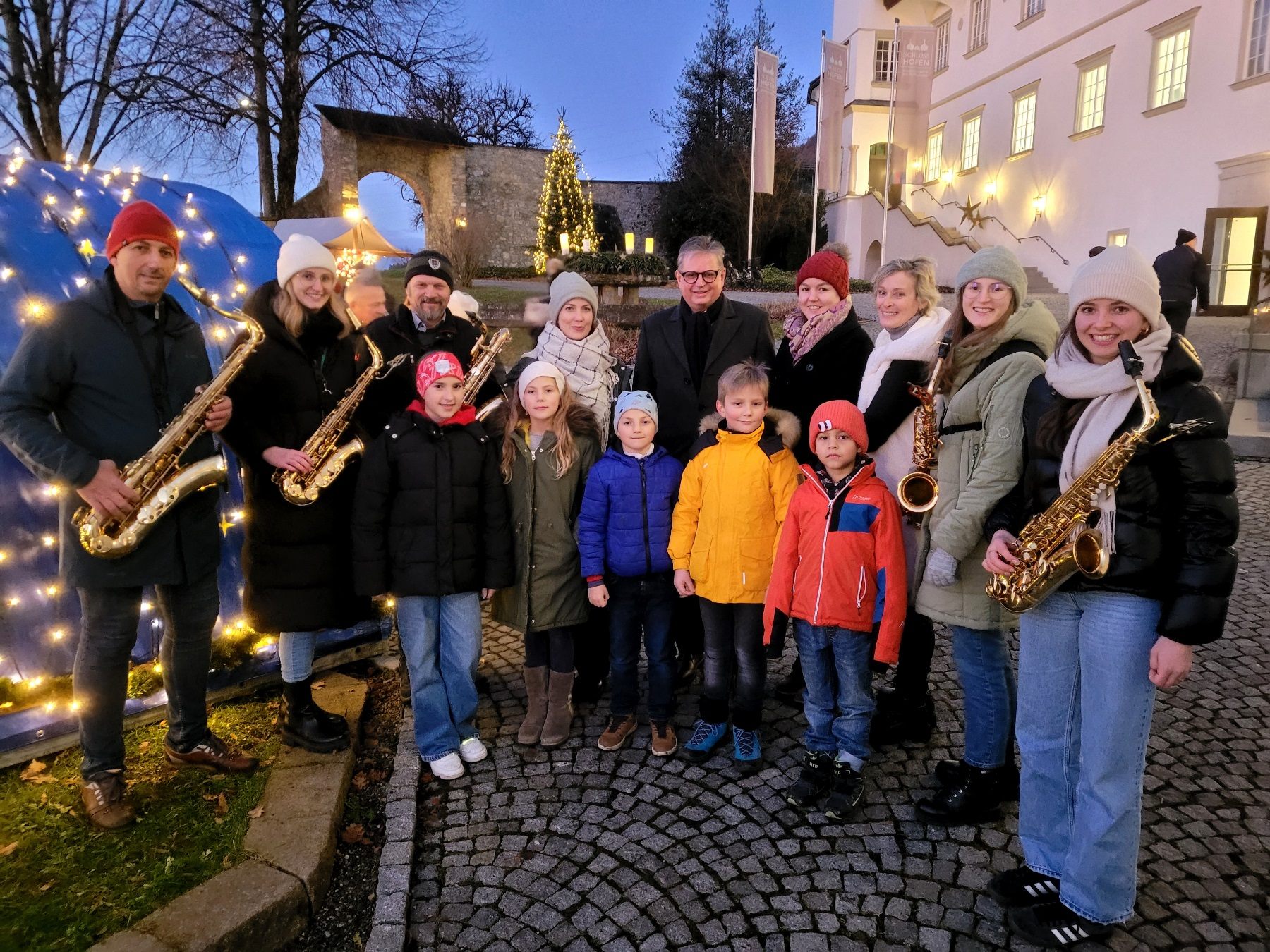 Ein schöner Erfolg! Schloss Hofen öffnete seine Tore und lud die Bevölkerung zu einem stimmungsvollen Weihnachtsmarkt vor der romantischen Kulisse des Raitenauer Schlosses. Ein schöner Erfolg! Schloss Hofen öffnete seine Tore und lud die Bevölkerung zu einem stimmungsvollen Weihnachtsmarkt vor der romantischen Kulisse des Raitenauer Schlosses.
