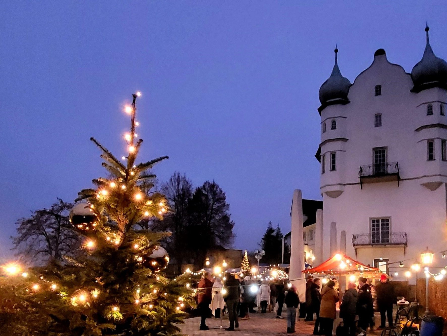 Einladung zum Weihnachtsmarkt rund um Schloss Hofen in Lochau am 15. Dezember im stimmungsvollen Ambiente vor der romantischen Kulisse des Raitenauer Schlosses.