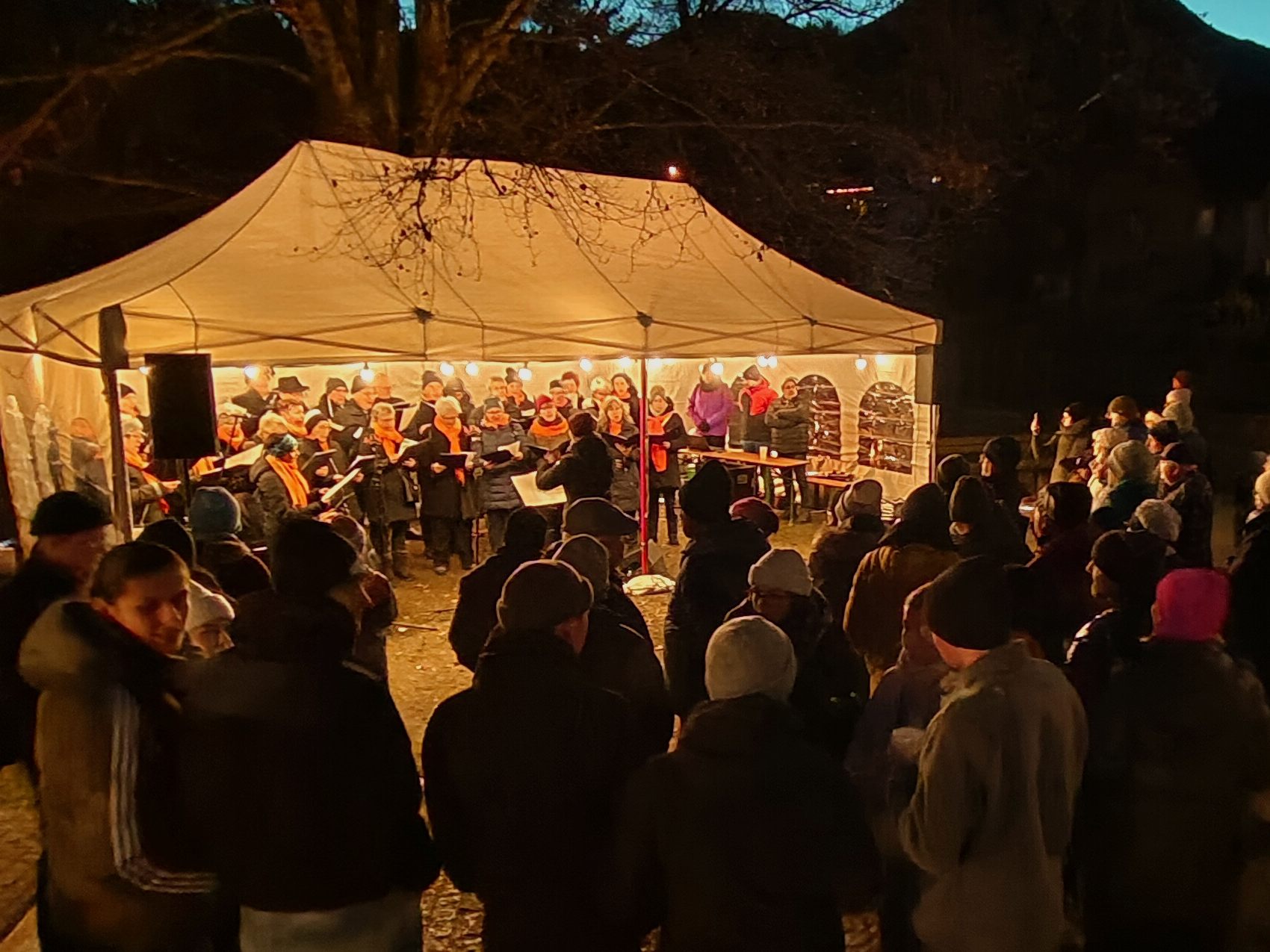 Der Männer- und Frauenchor ließ unter dem hell leuchtenden Christbaum weihnachtliche Melodien erklingen. Der Männer- und Frauenchor ließ unter dem hell leuchtenden Christbaum weihnachtliche Melodien erklingen.