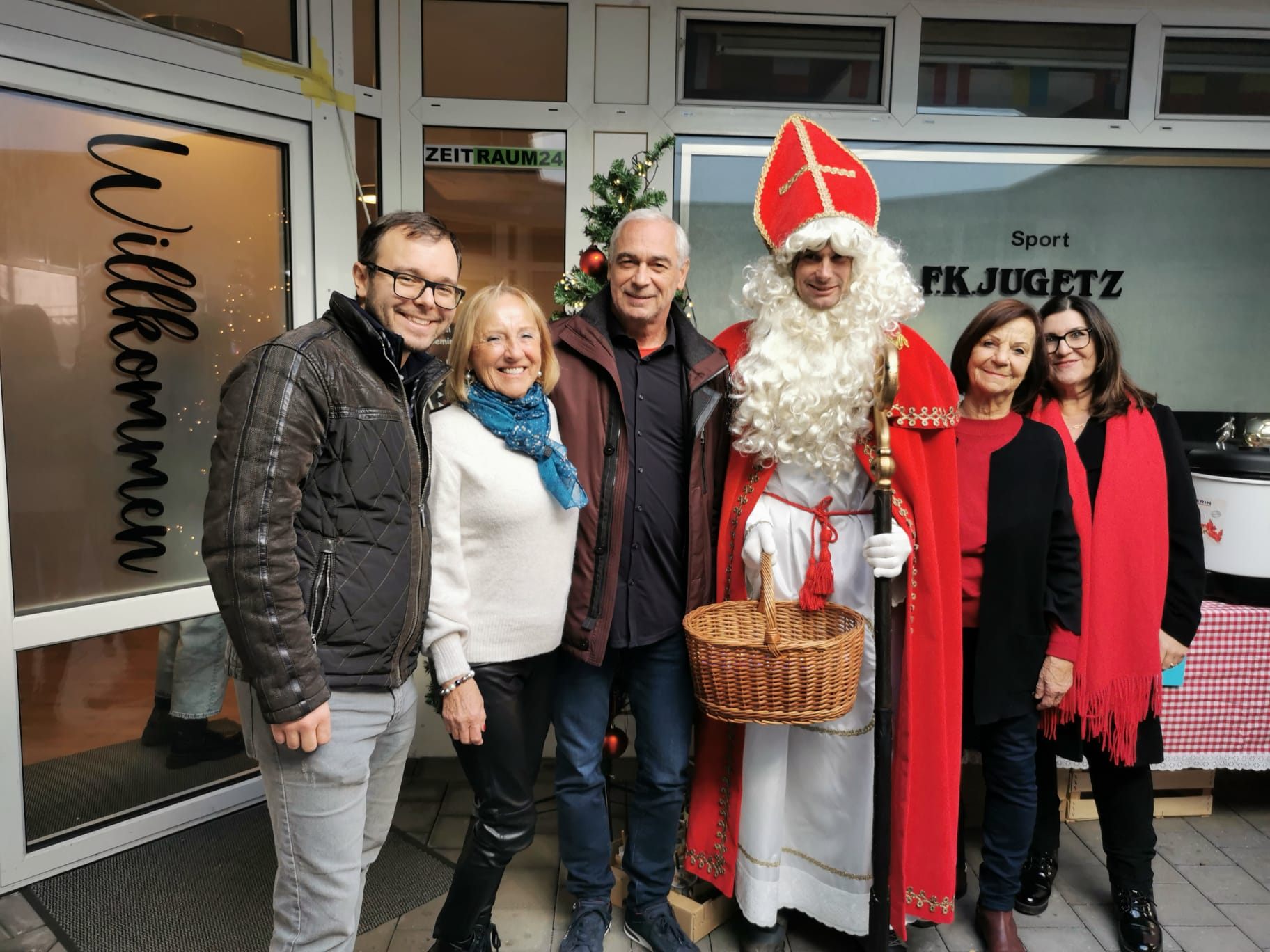 Der Nikolaus beim Weihnachtsbasar Der Nikolaus beim Weihnachtsbasar