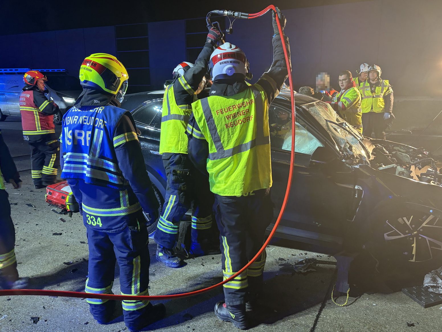 Einsatz der FF Wiener Neudorf nach einem Unfall auf der A2.